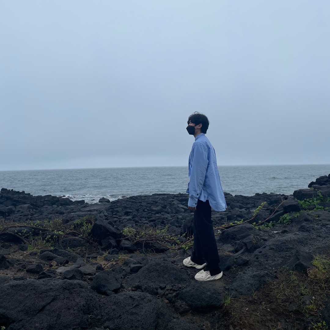 Zara x Ader Error Oversized Shirt Sky Blue, Adidas Yeezy Foam RNNR Sand 착용 스타일
