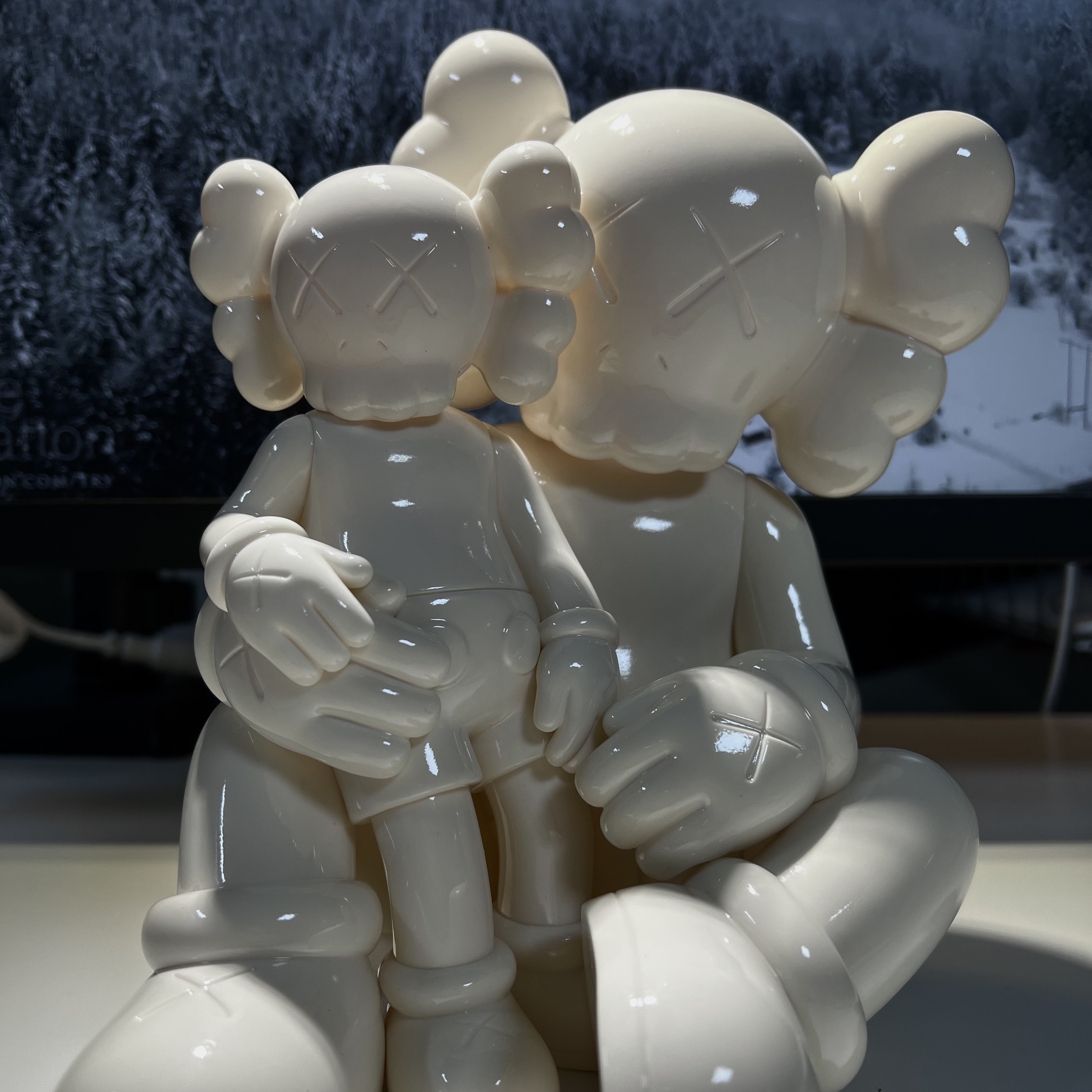 Kaws Holiday Changbai Mountain Vinyl Figure Snowy White 착용 스타일 - 2