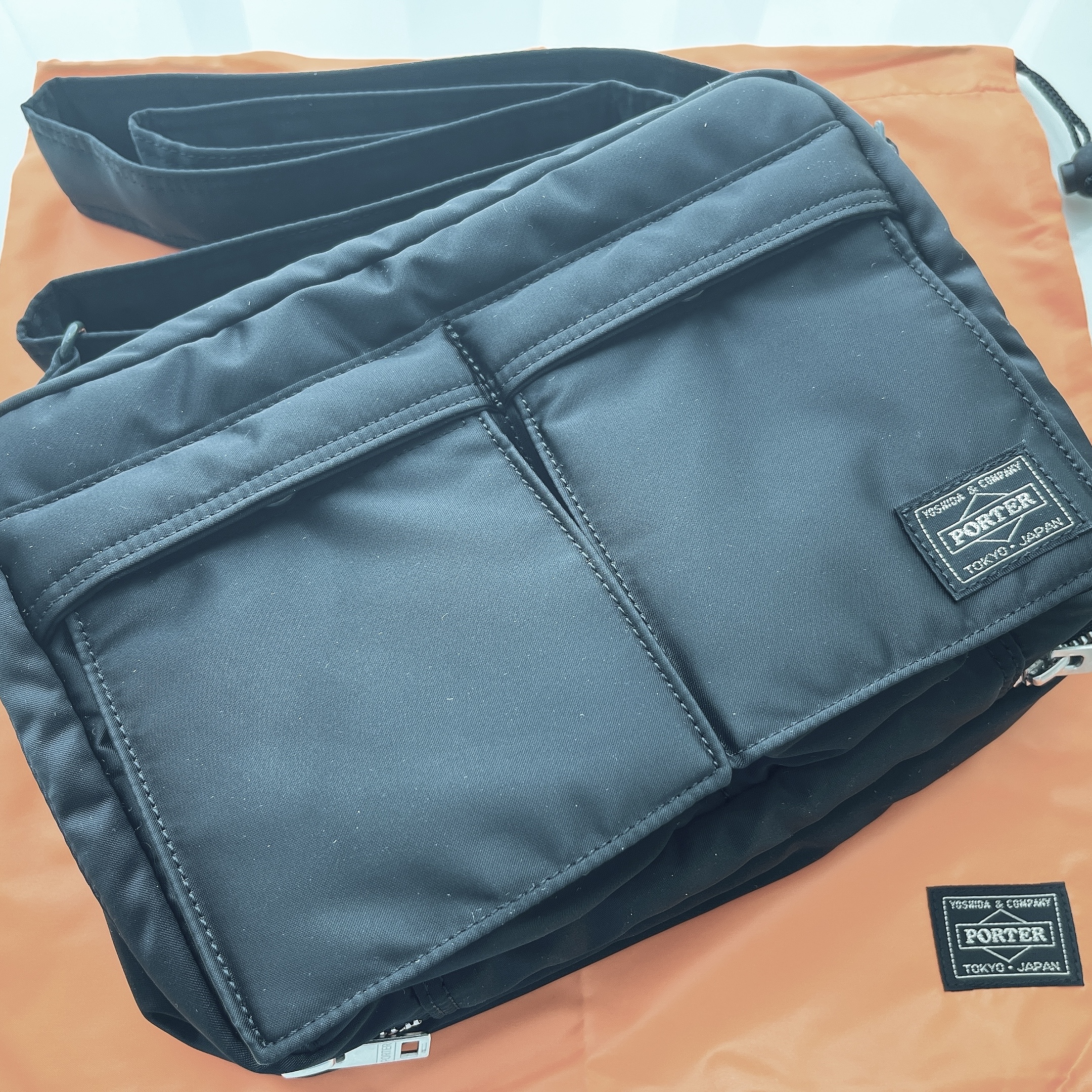 Porter Tanker Shoulder Bag S Black 착용 스타일 - 1
