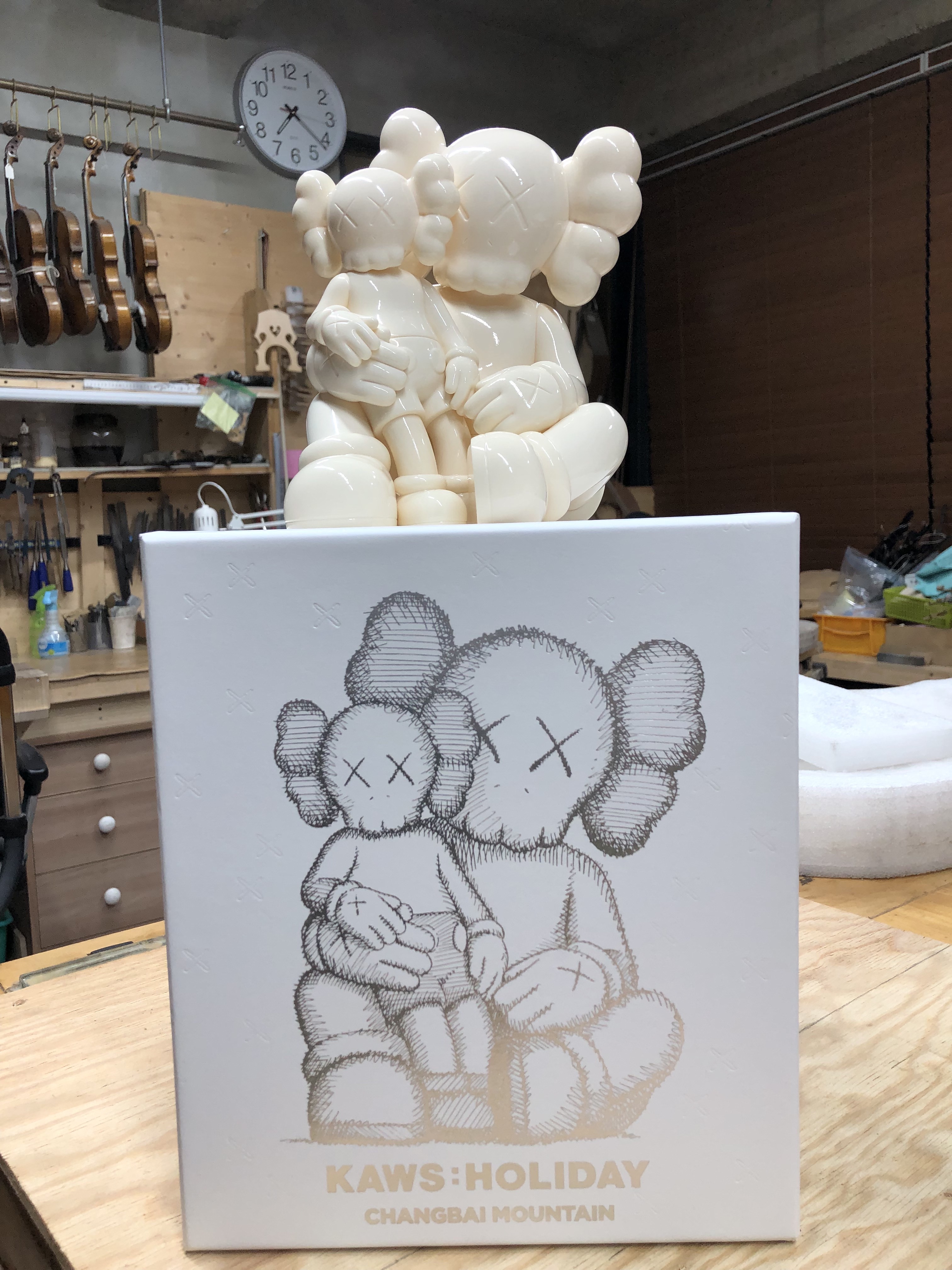 Kaws Holiday Changbai Mountain Vinyl Figure Snowy White, Kaws Holiday Changbai Mountain Vinyl Figure Brown 착용 스타일 - 2