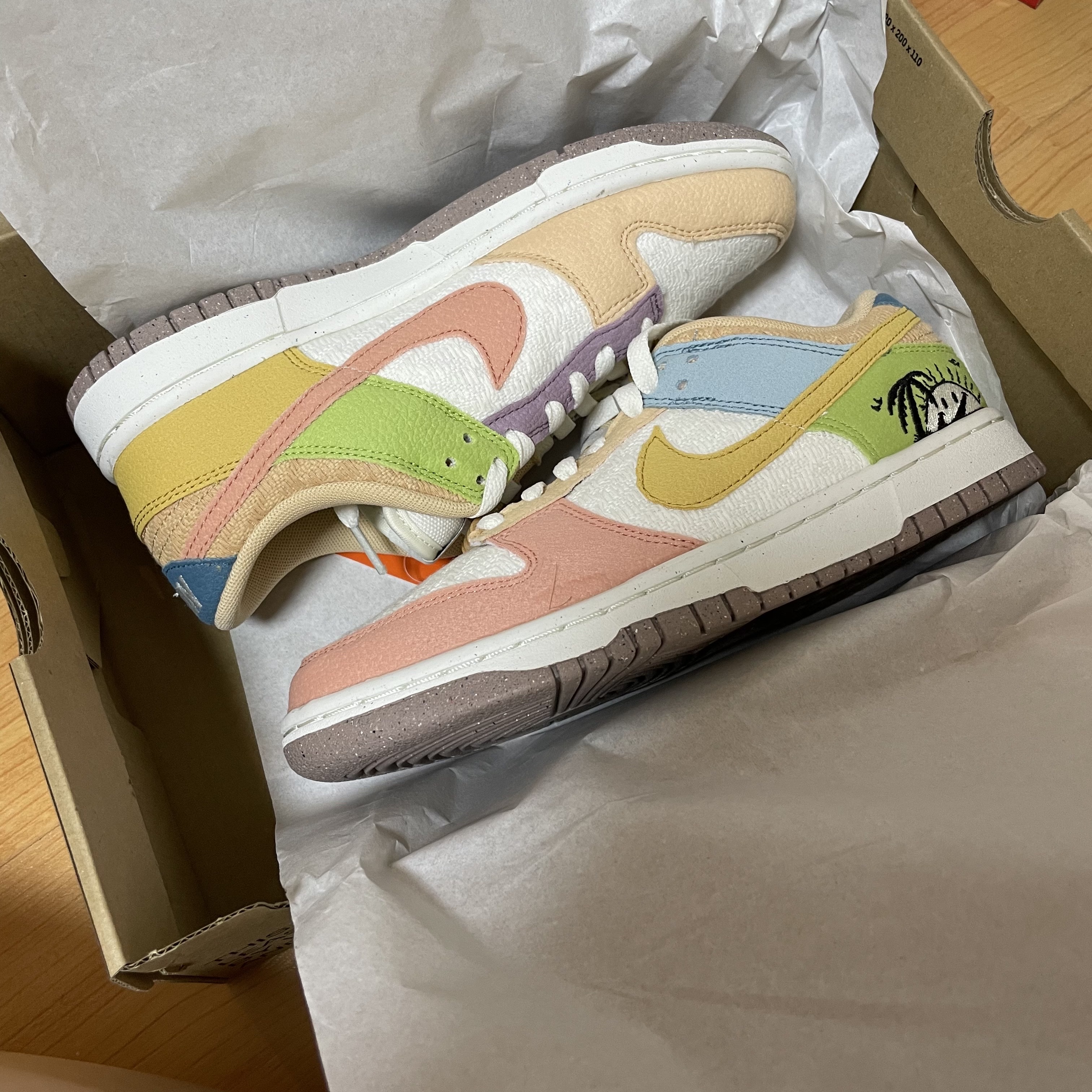 (W) Nike Dunk Low SE Sun Club Sanded Gold 착용 스타일 - 2