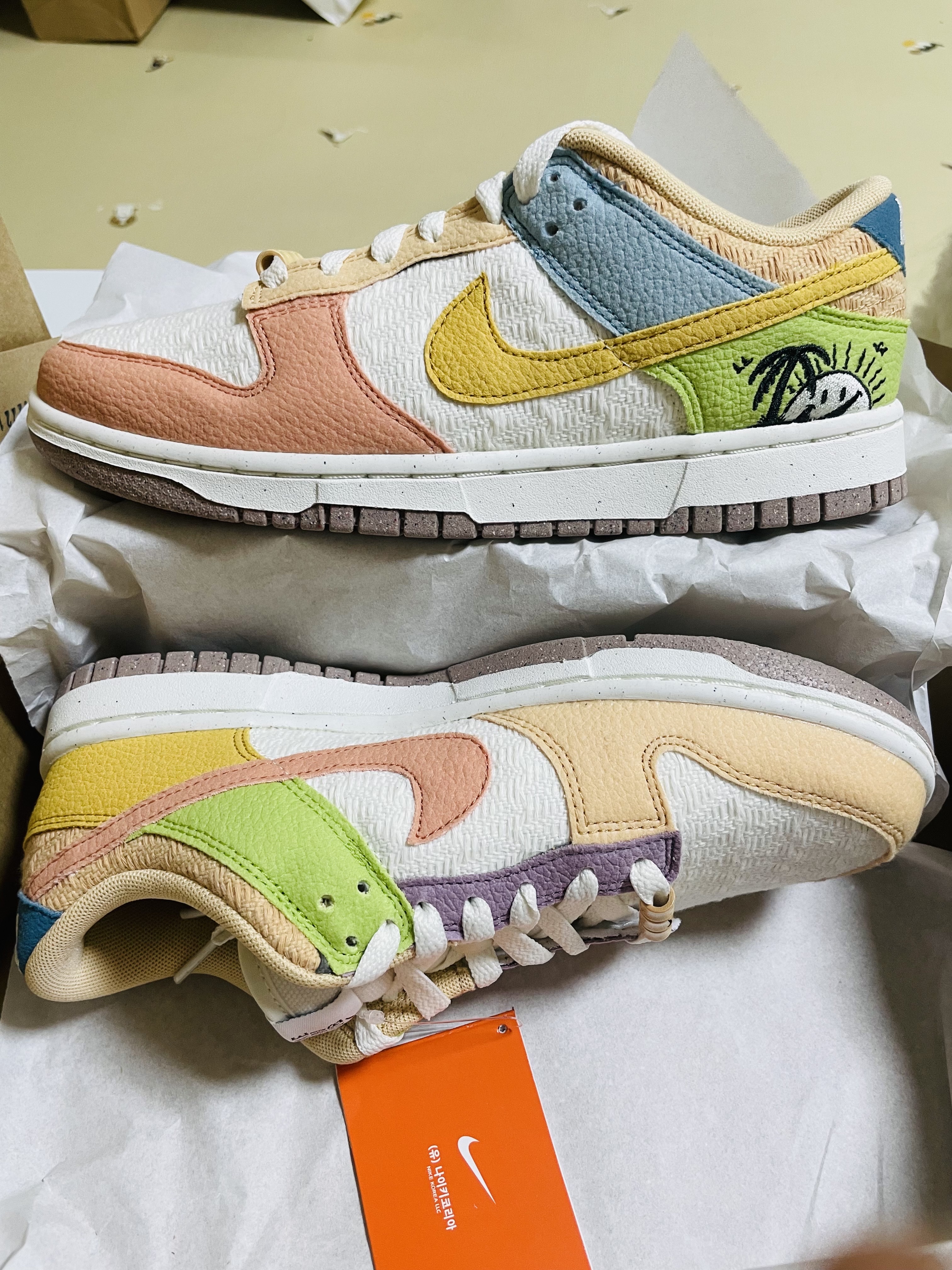 (W) Nike Dunk Low SE Sun Club Sanded Gold 착용 스타일