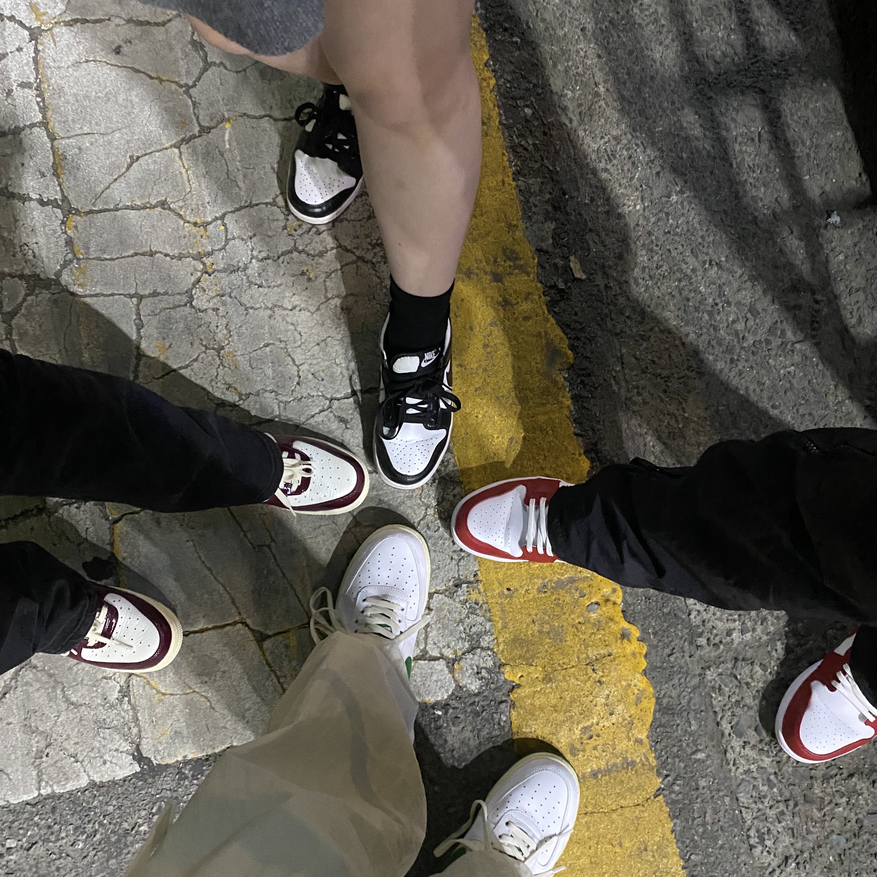 (W) Nike Dunk Low Black, (W) Nike Air Force 1 Low Dark Beetroot 착용 스타일