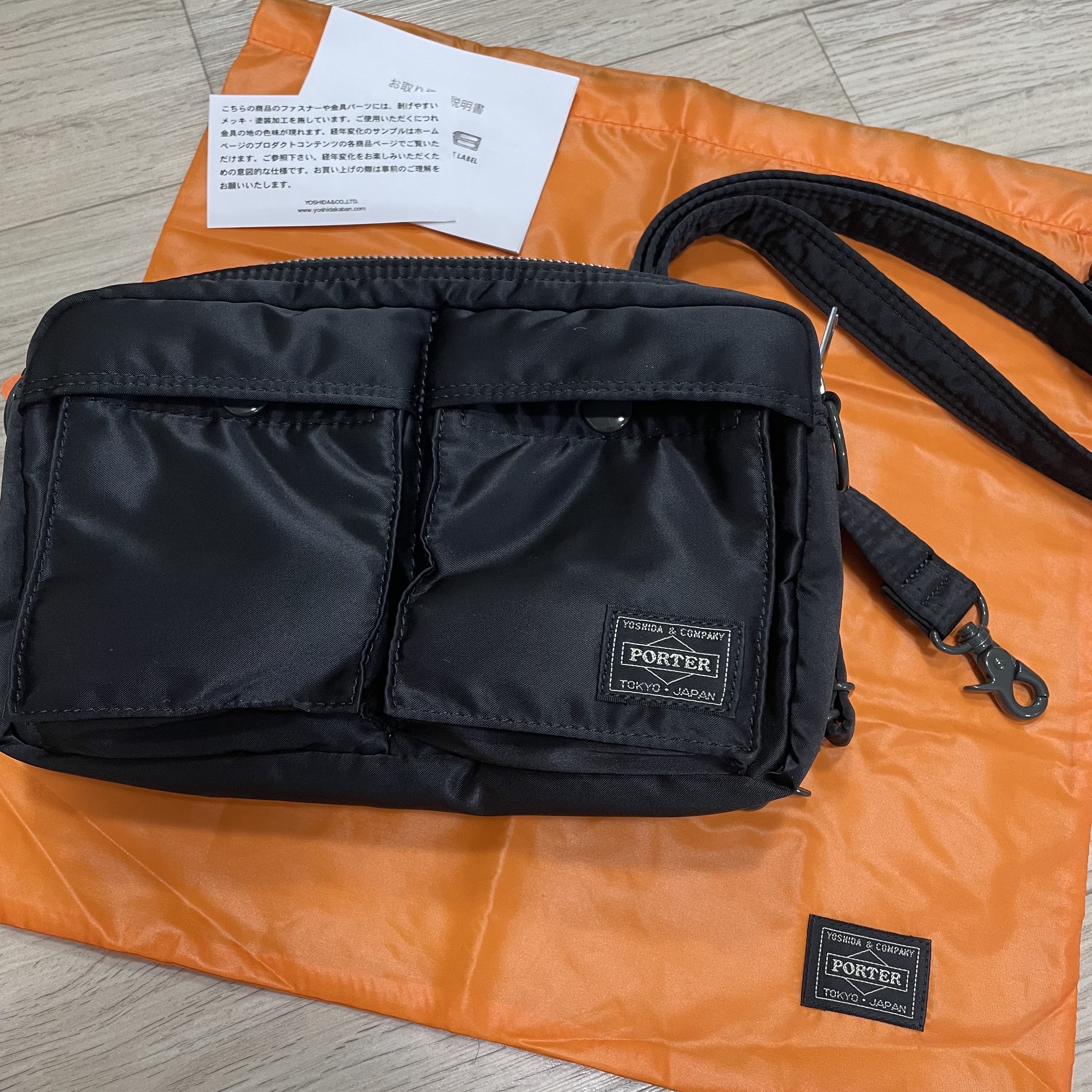 Porter Tanker Shoulder Bag Black 착용 스타일 - 2