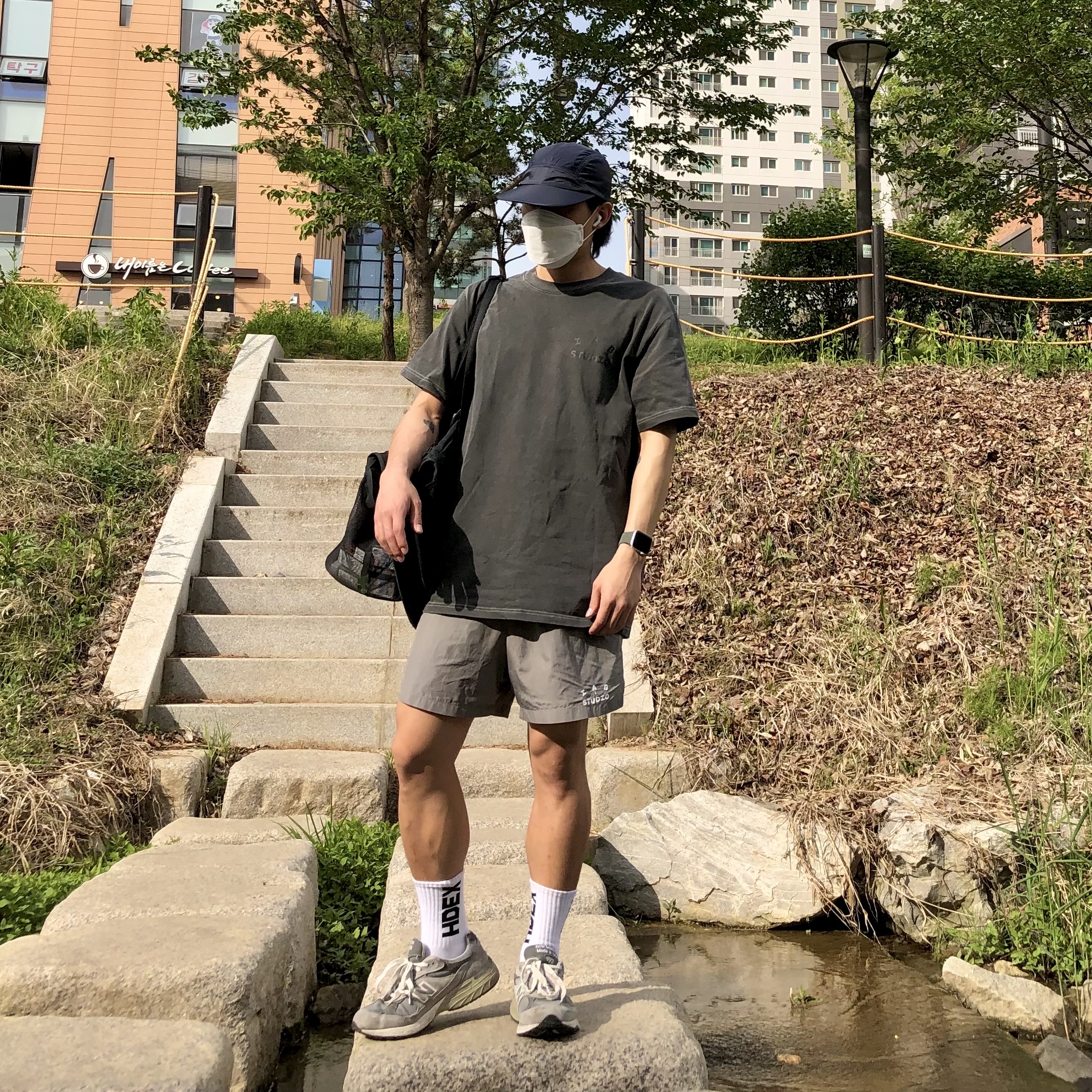 IAB Studio Woven Shorts Gray, IAB Studio Pigment T-Shirt Black ์ฐฉ์ฉ ์คํ์ผ - 1