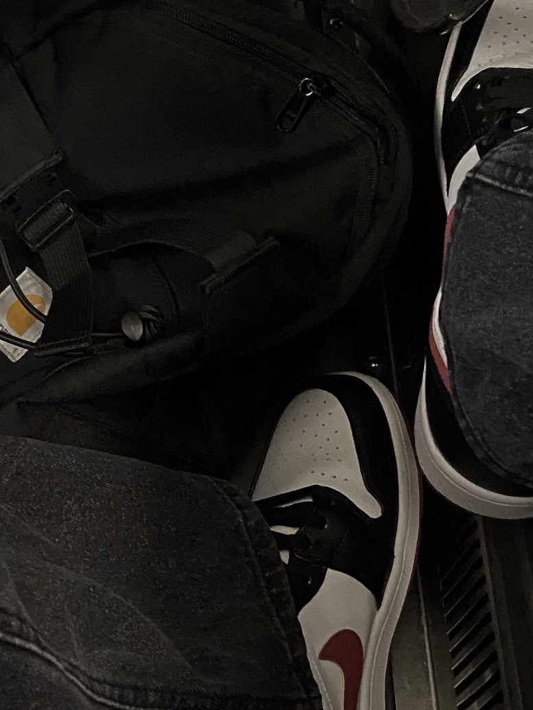 Jordan 1 Mid Gym Red Black White 착용 스타일 - 2