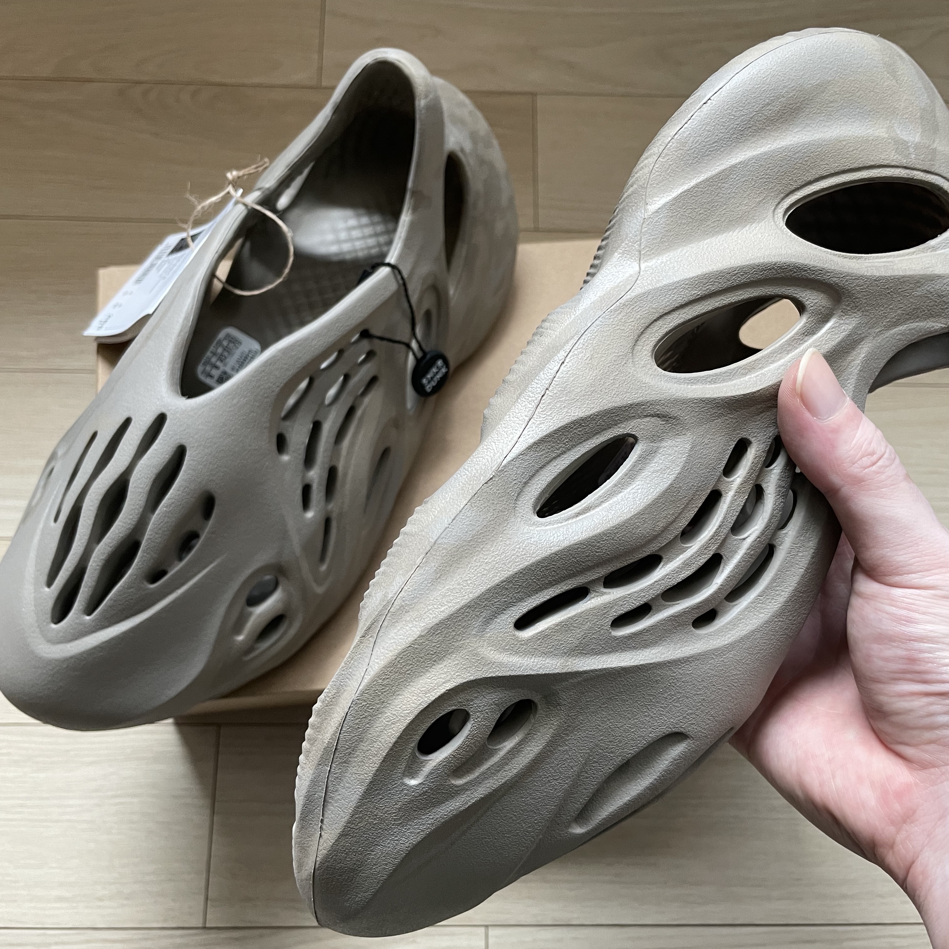 Adidas Yeezy Foam RNNR Stone Sage 착용 스타일