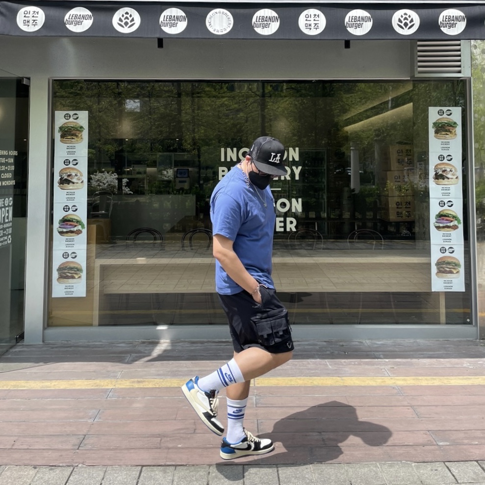 Jordan 1 x Travis Scott x Fragment Retro Low OG SP Military Blue, Nike ACG Cargo Shorts Black - Asia 착용 스타일 - 1