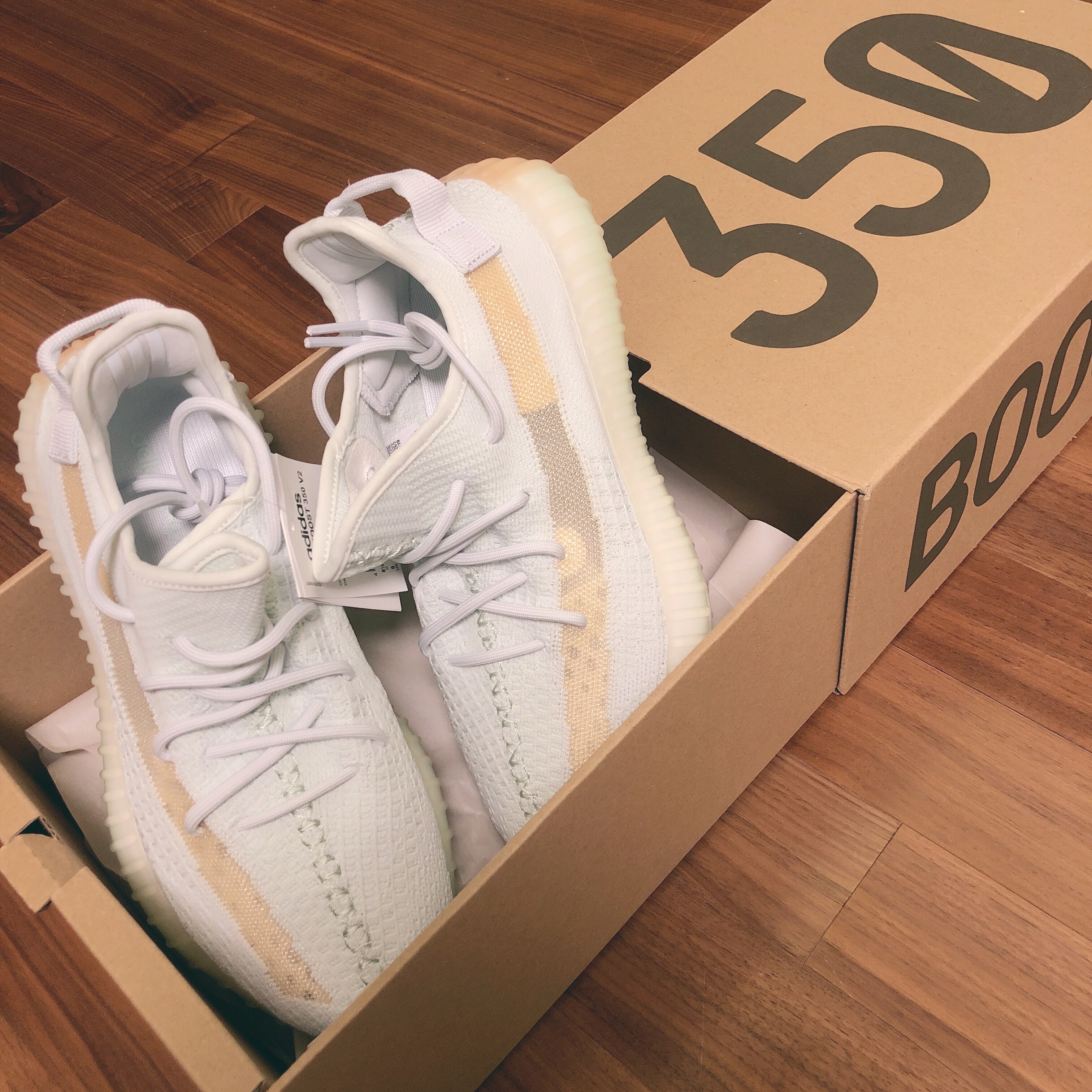 Adidas Yeezy Boost 350 V2 Hyperspace 착용 스타일