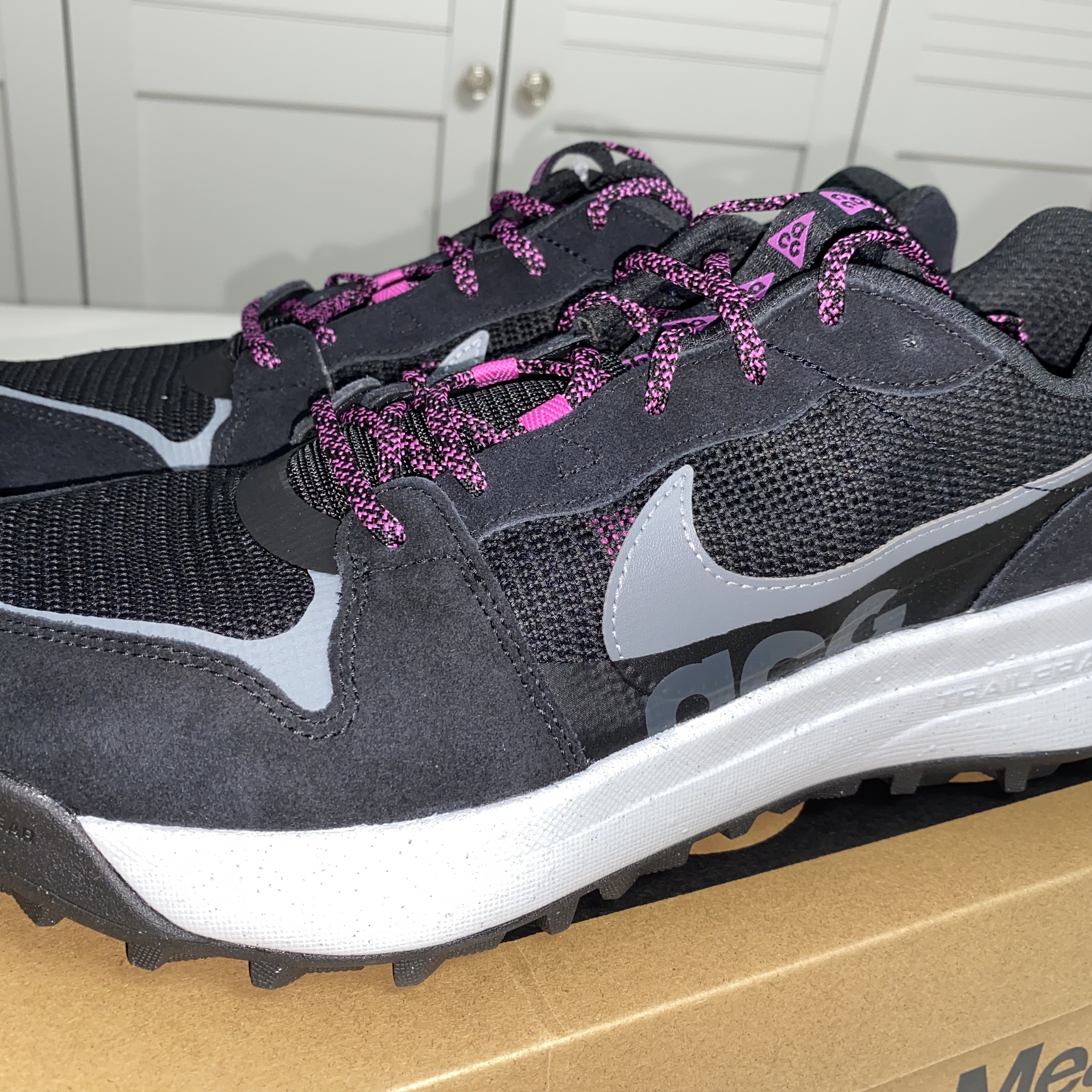 Nike ACG Lowcate Black and Cool Grey 착용 스타일 - 3
