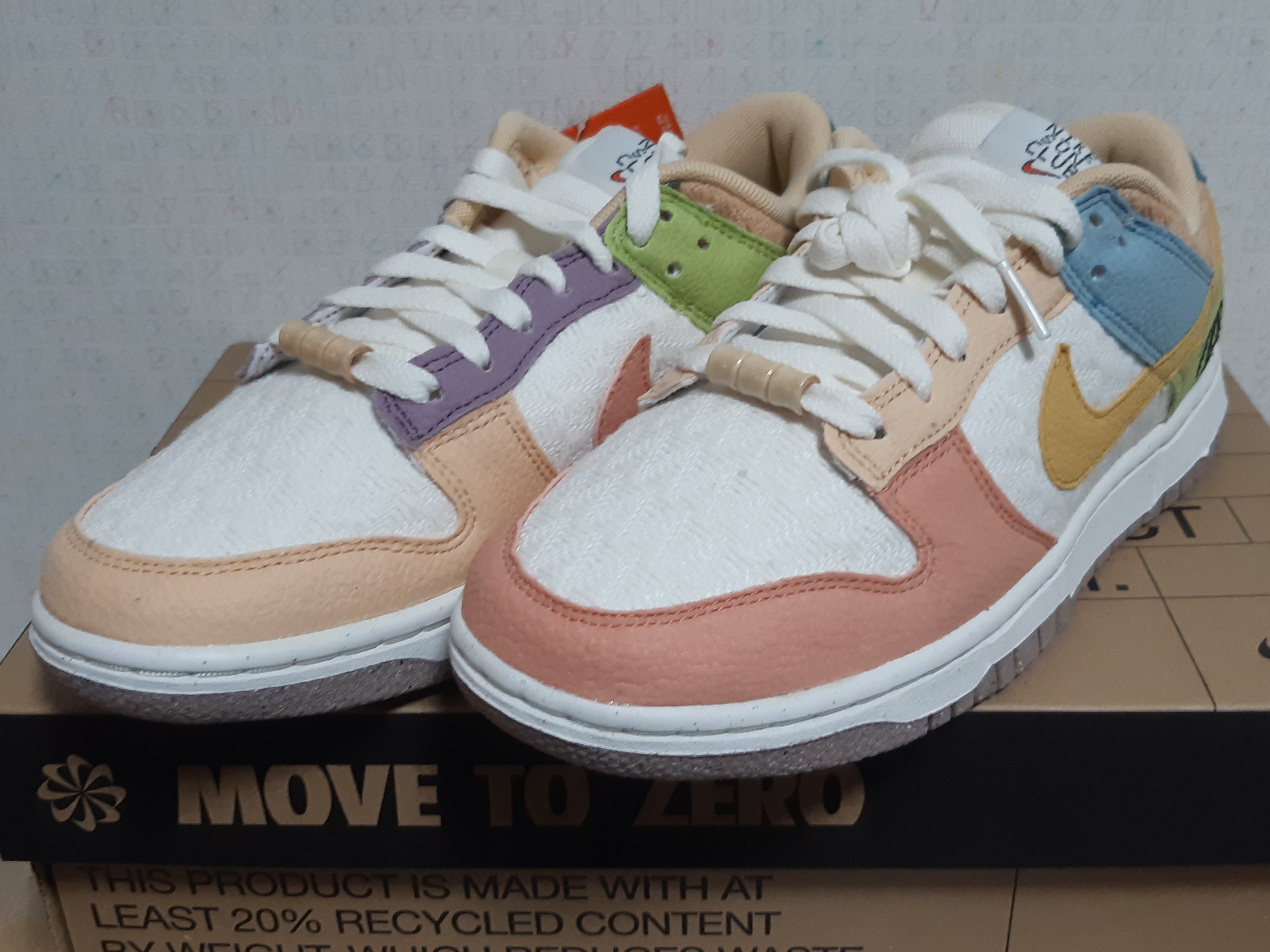 (W) Nike Dunk Low SE Sun Club Sanded Gold 착용 스타일 - 3