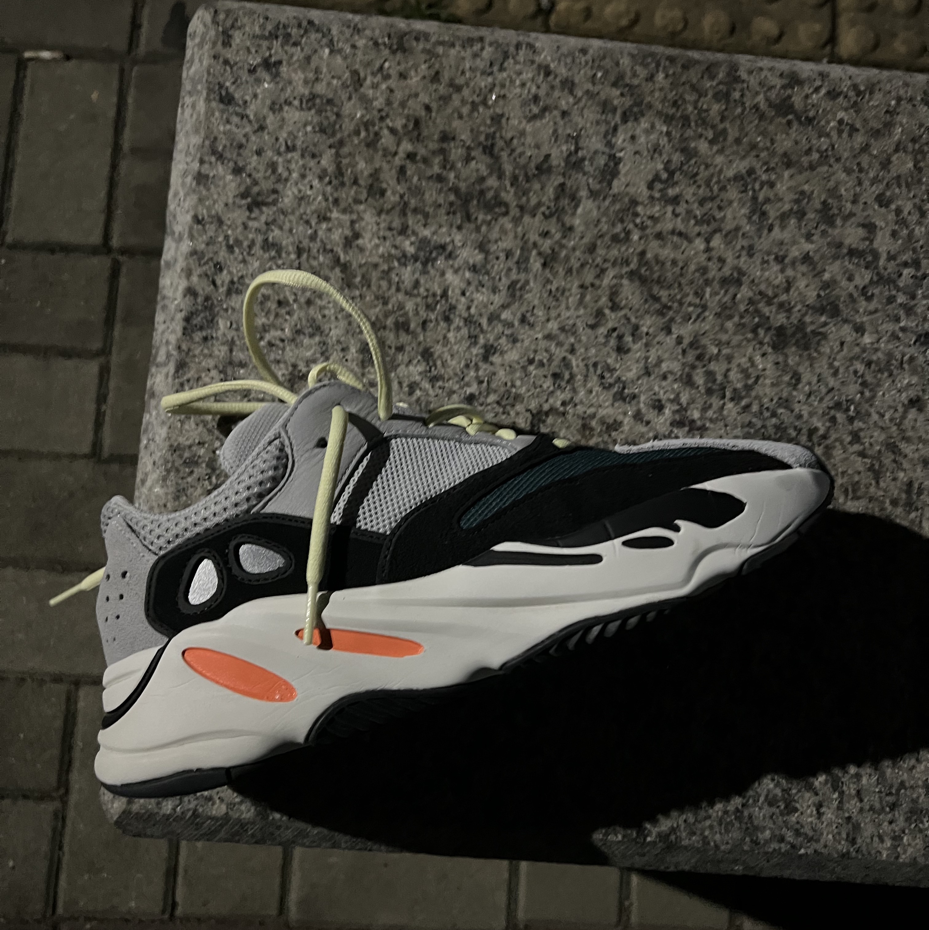 Adidas Yeezy Boost 700 Wave Runner Solid Grey 2021/2022 착용 스타일