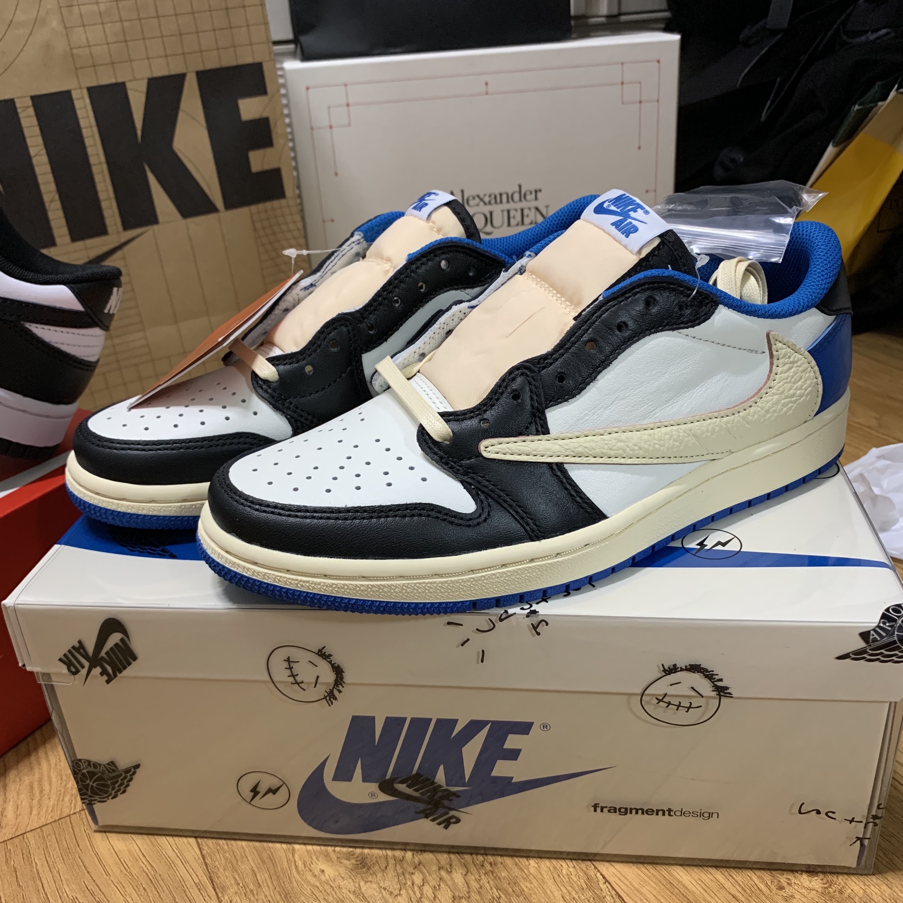 Jordan 1 x Travis Scott x Fragment Retro Low OG SP Military Blue 착용 스타일