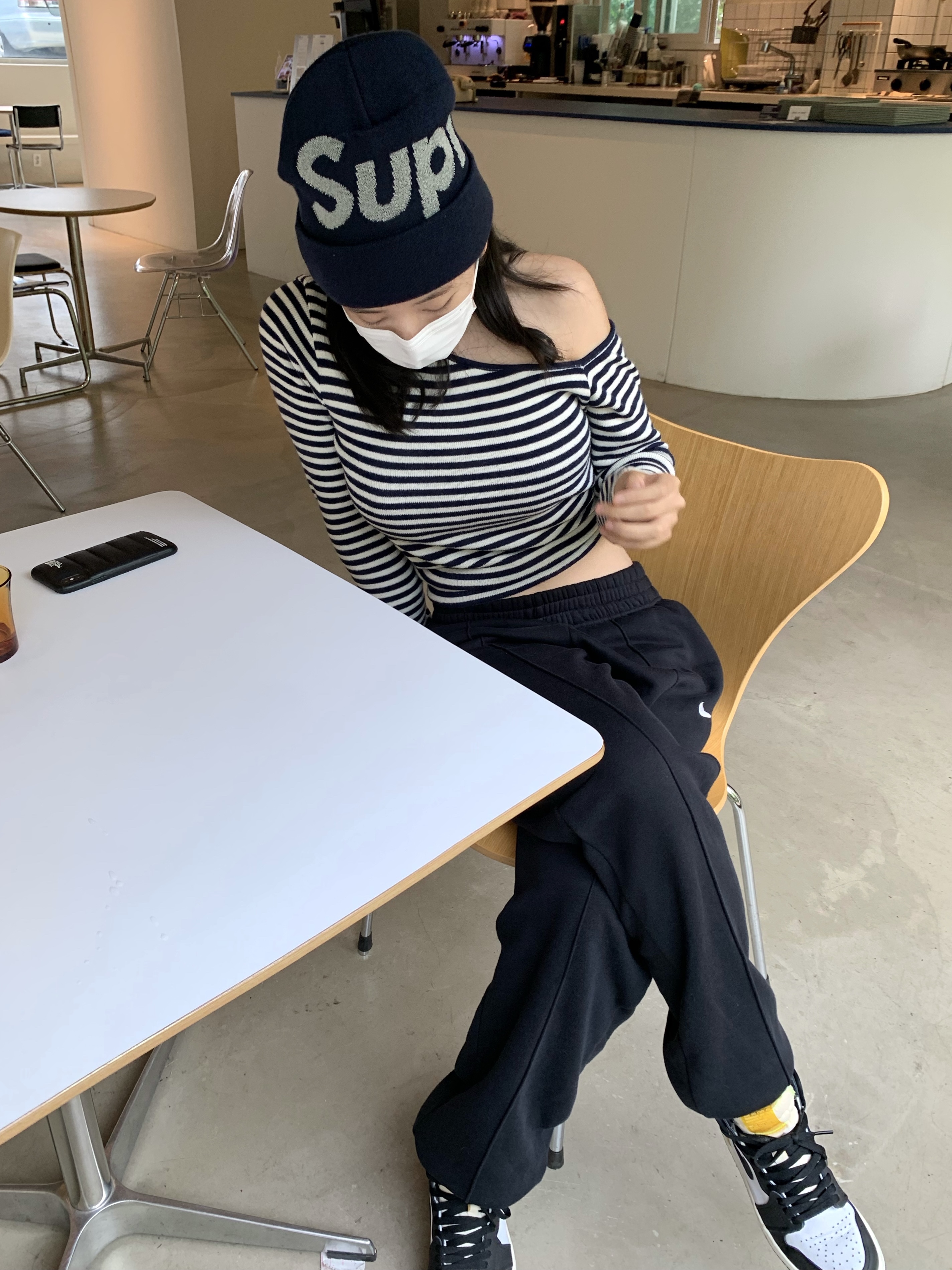 Supreme Big Logo Beanie Black, Jordan 1 Retro High OG Volt Gold 착용 스타일 - 1