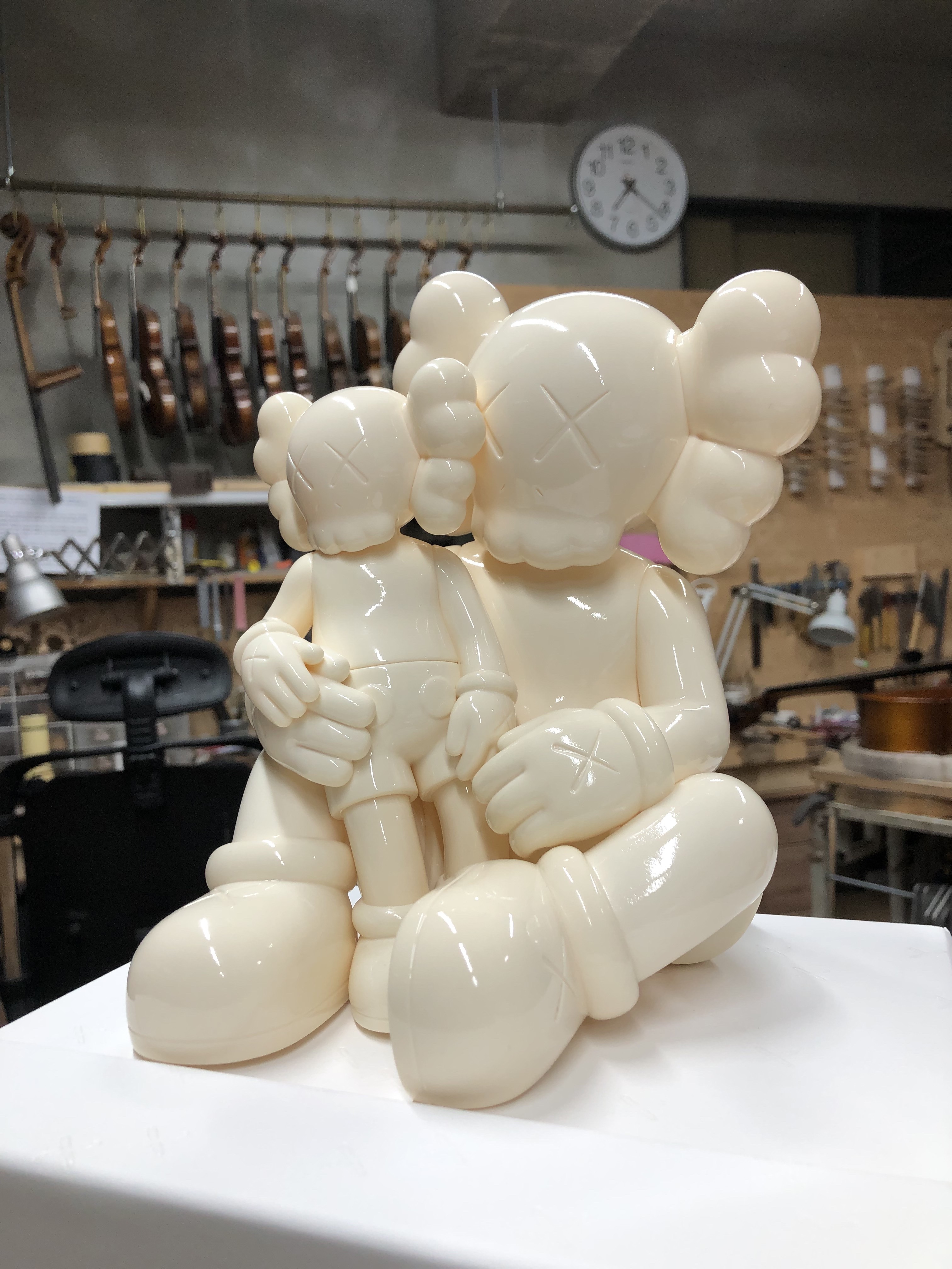 Kaws Holiday Changbai Mountain Vinyl Figure Snowy White, Kaws Holiday Changbai Mountain Vinyl Figure Brown 착용 스타일 - 1
