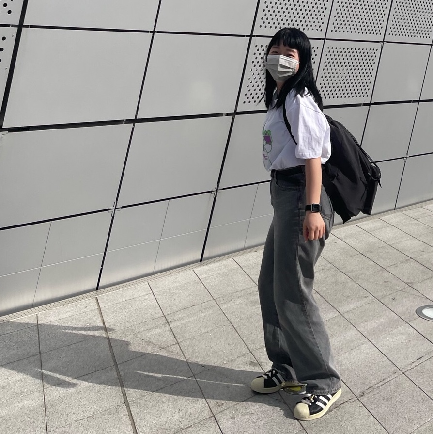 Adidas Superstar Premium Black White 착용 스타일 - 2