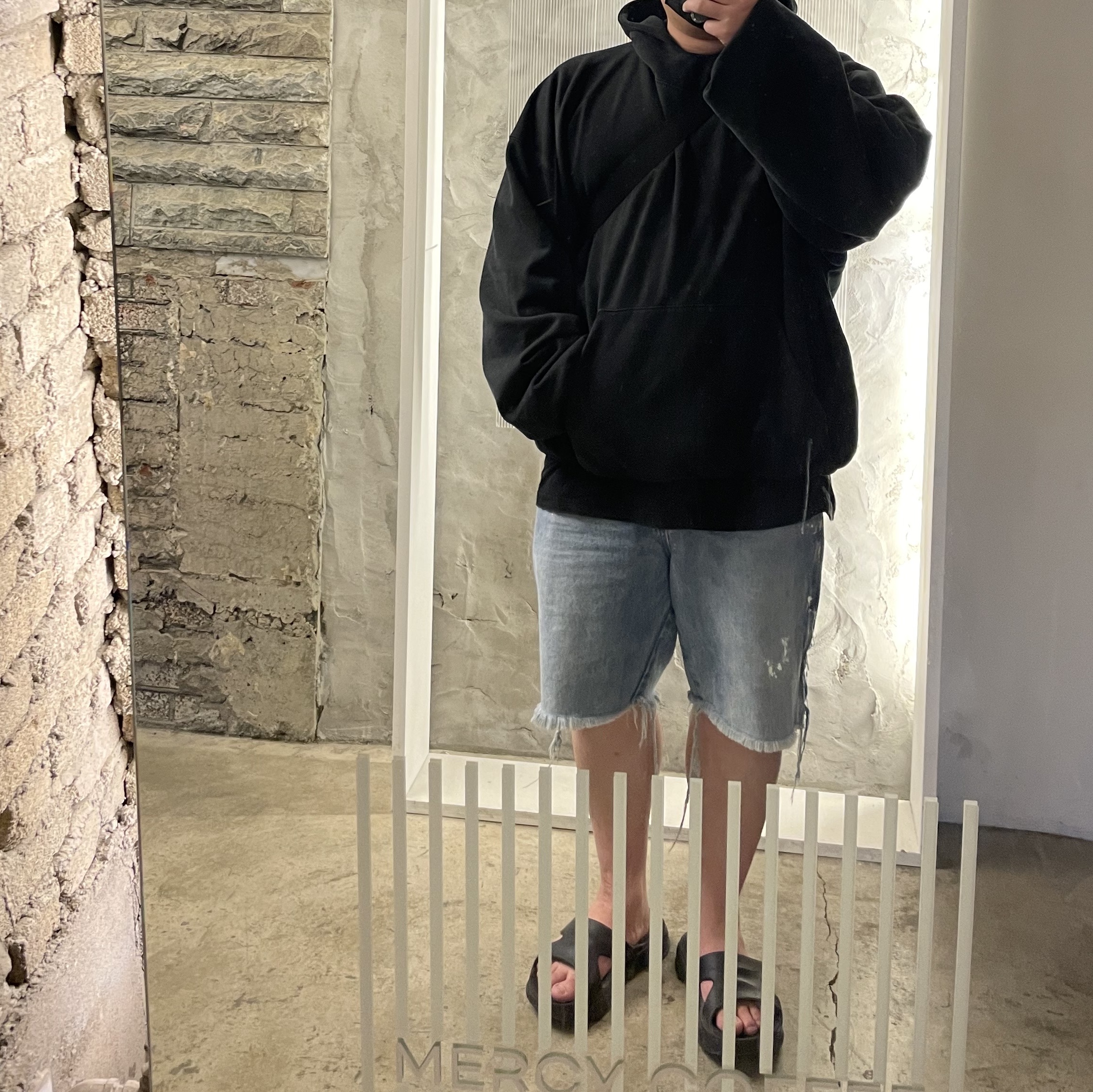 Yeezy Gap Engineered By Balenciaga Dove Hoodie Washed Black 착용 스타일 - 1