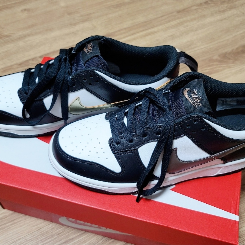 (GS) Nike Dunk Low SE Off Noir Summit White Metallic Pewter 착용 스타일