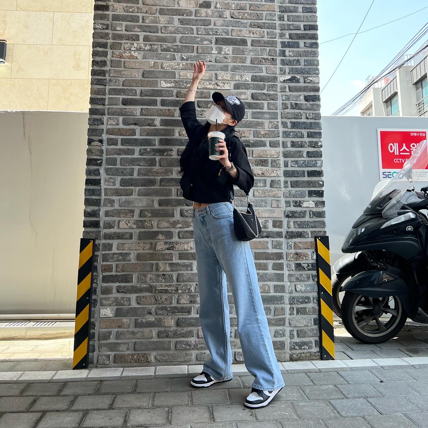 Nike Dunk Low Retro Black, Prada Re-Edition 2005 Re-Nylon Shoulder Bag Black 착용 스타일 - 2