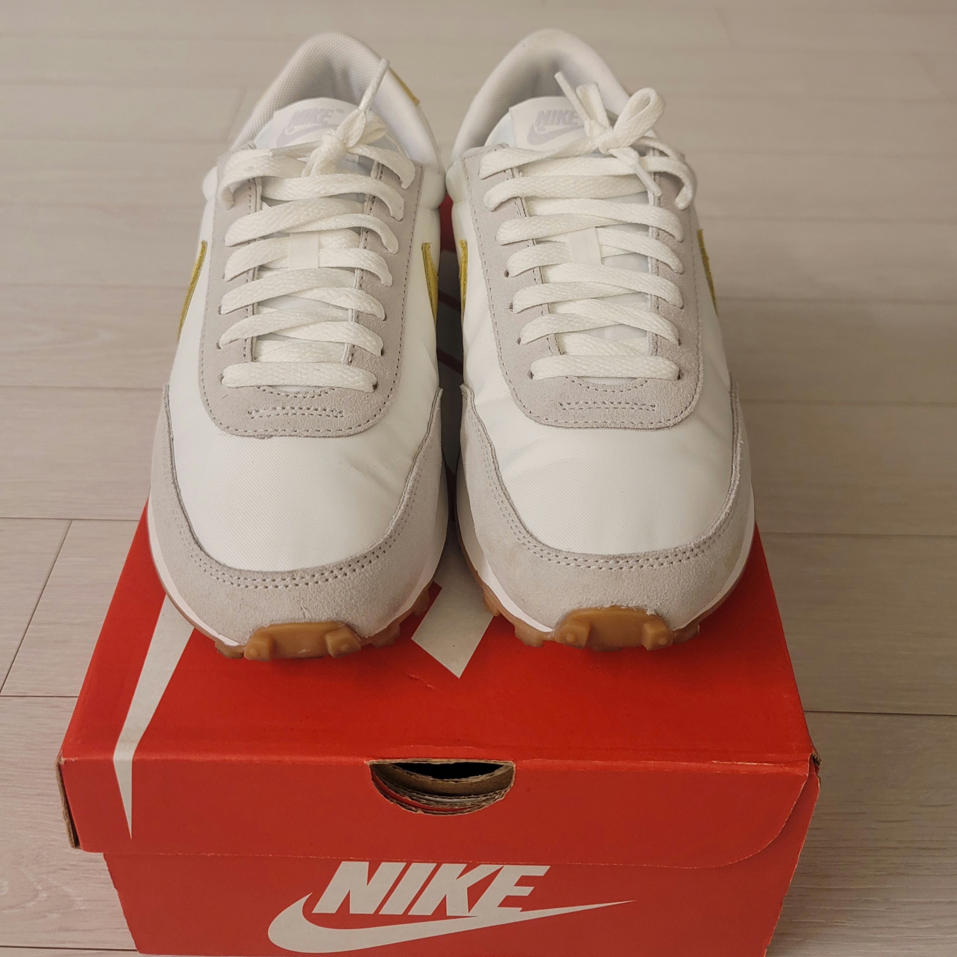 (W) Nike Daybreak Summit White Saturn Gold 착용 스타일 - 3