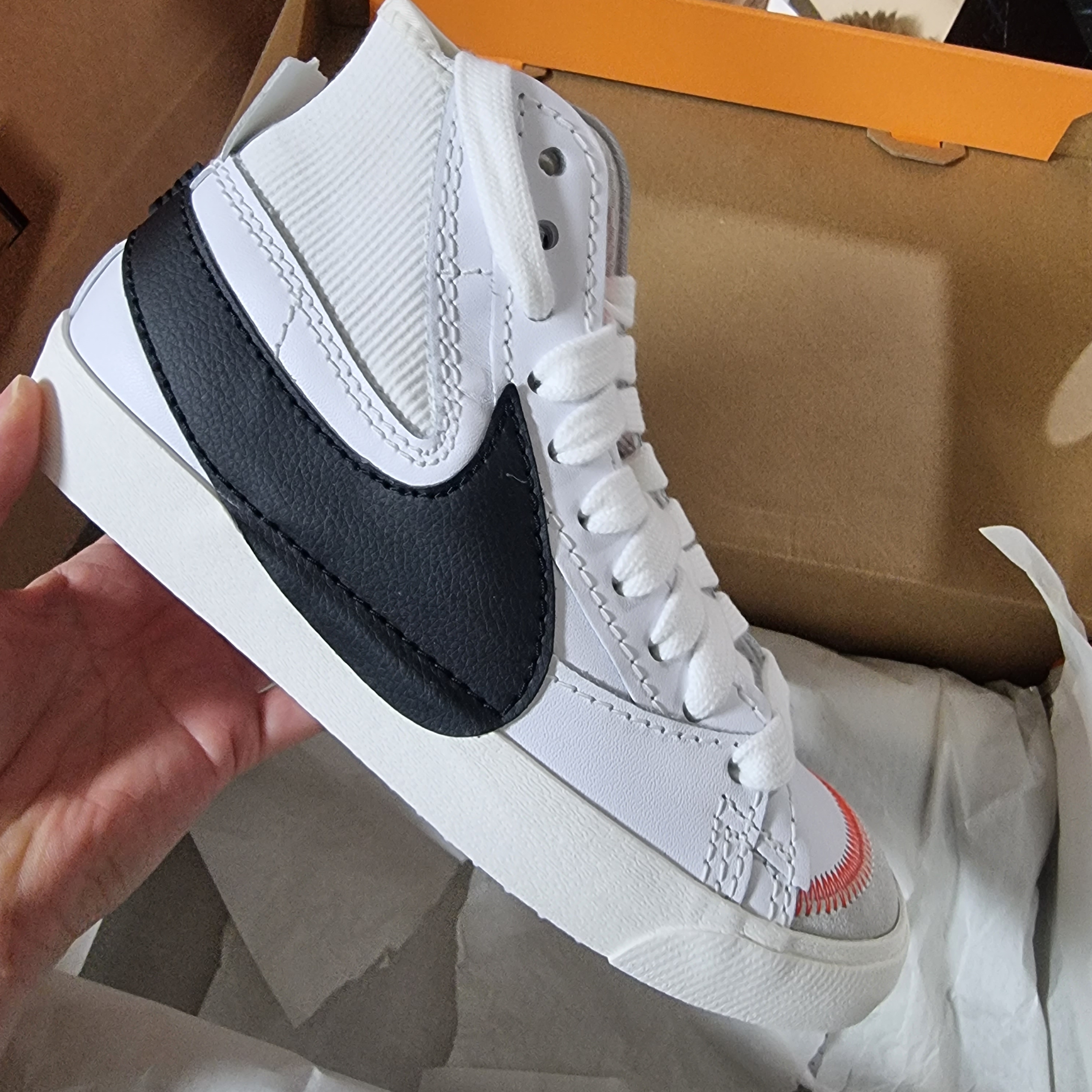 Nike Blazer Mid '77 Jumbo White Habanero Red 착용 스타일 - 1