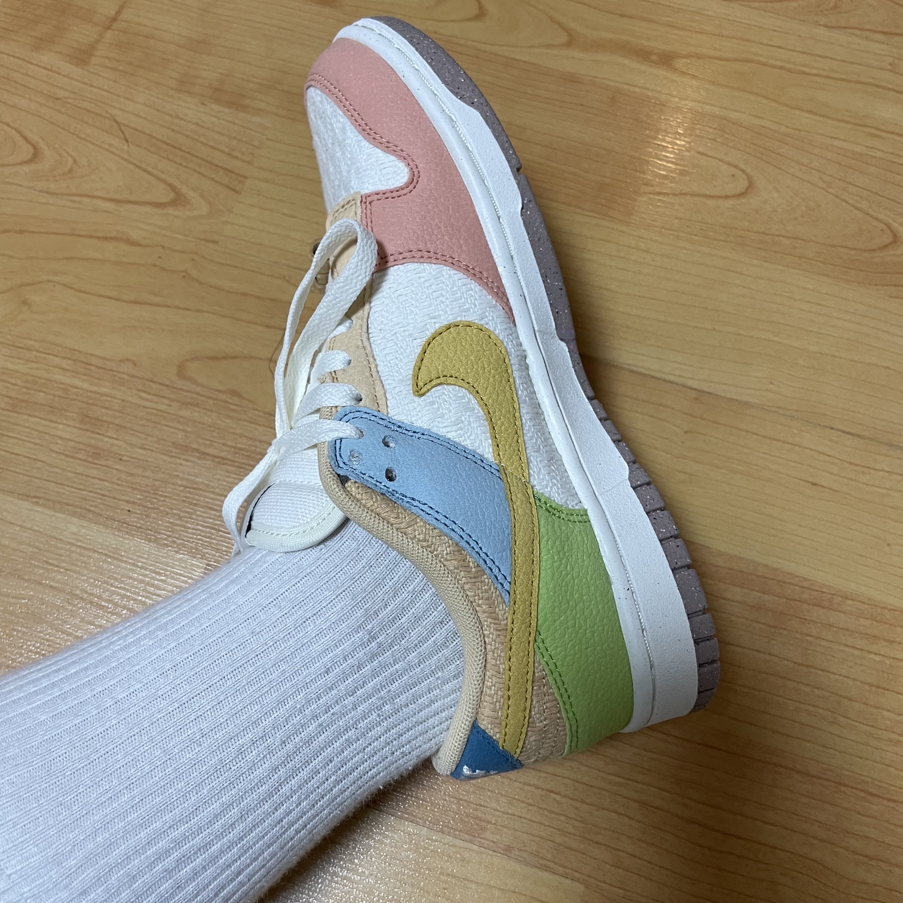 (W) Nike Dunk Low SE Sun Club Sanded Gold 착용 스타일 - 3