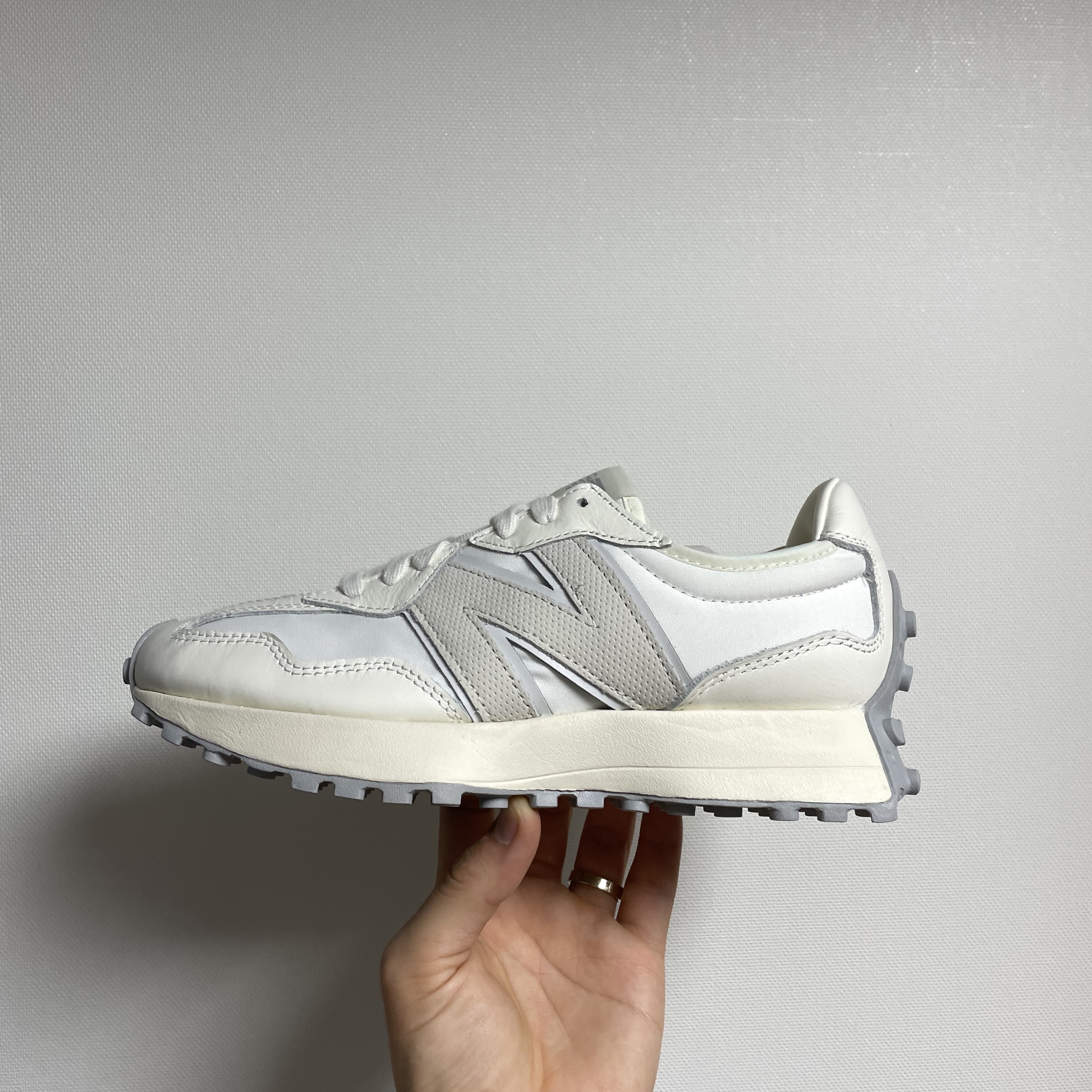 New Balance 327 Shifted White Pack 착용 스타일