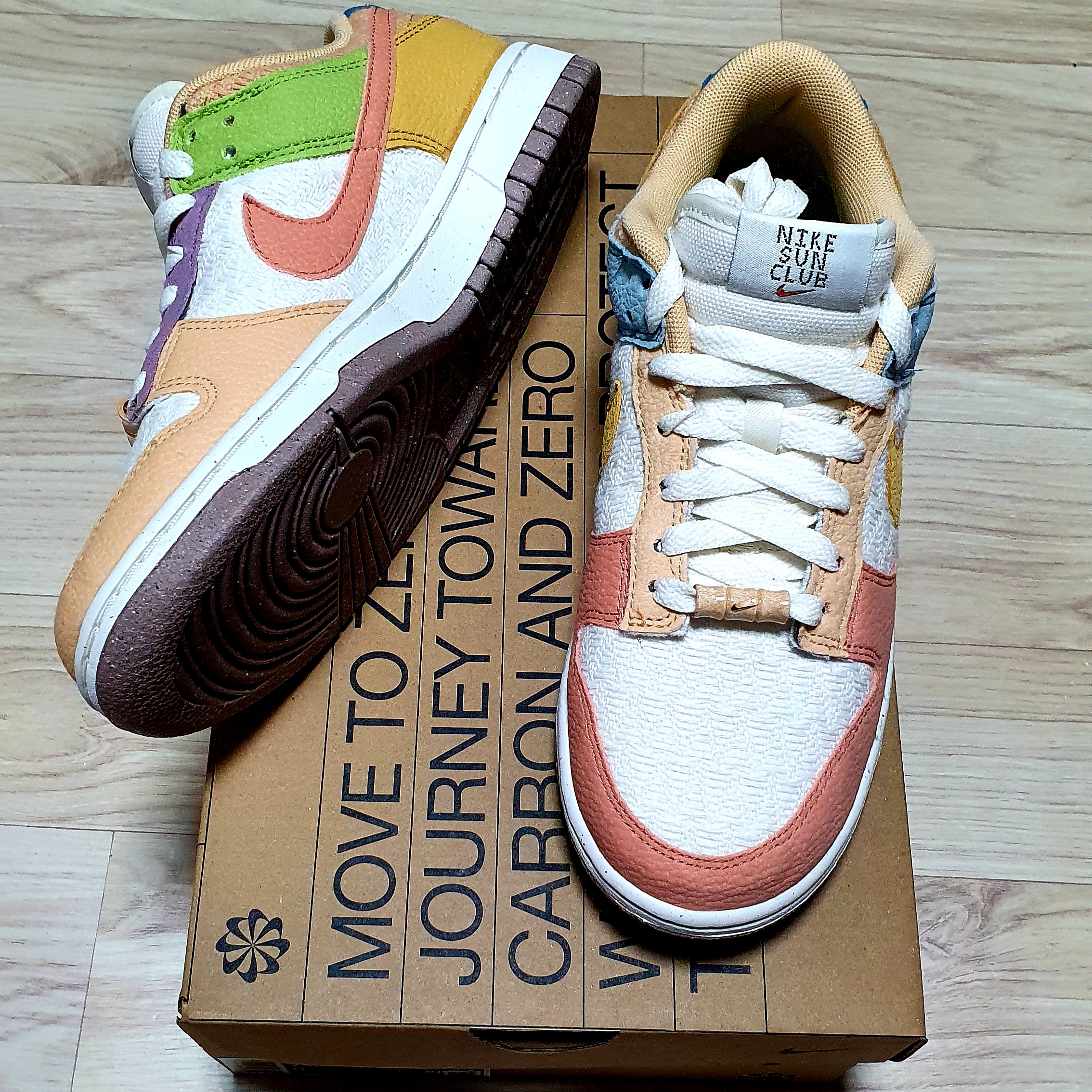 (W) Nike Dunk Low SE Sun Club Sanded Gold 착용 스타일 - 2