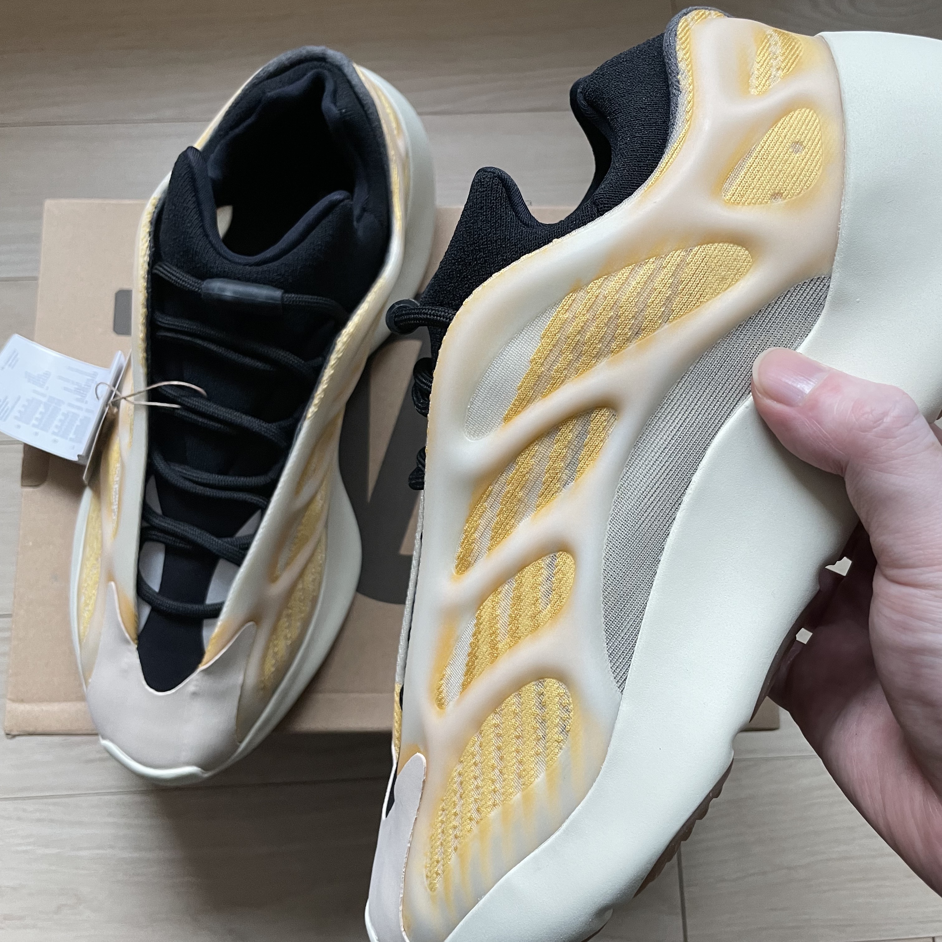 Adidas Yeezy 700 V3 Mono Safflower 착용 스타일