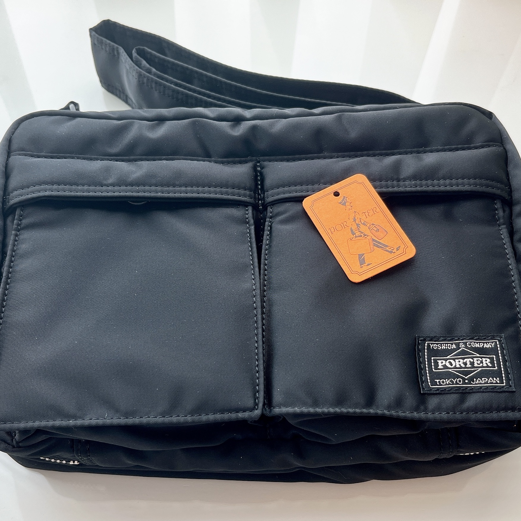 Porter Tanker Shoulder Bag S Black 착용 스타일 - 3