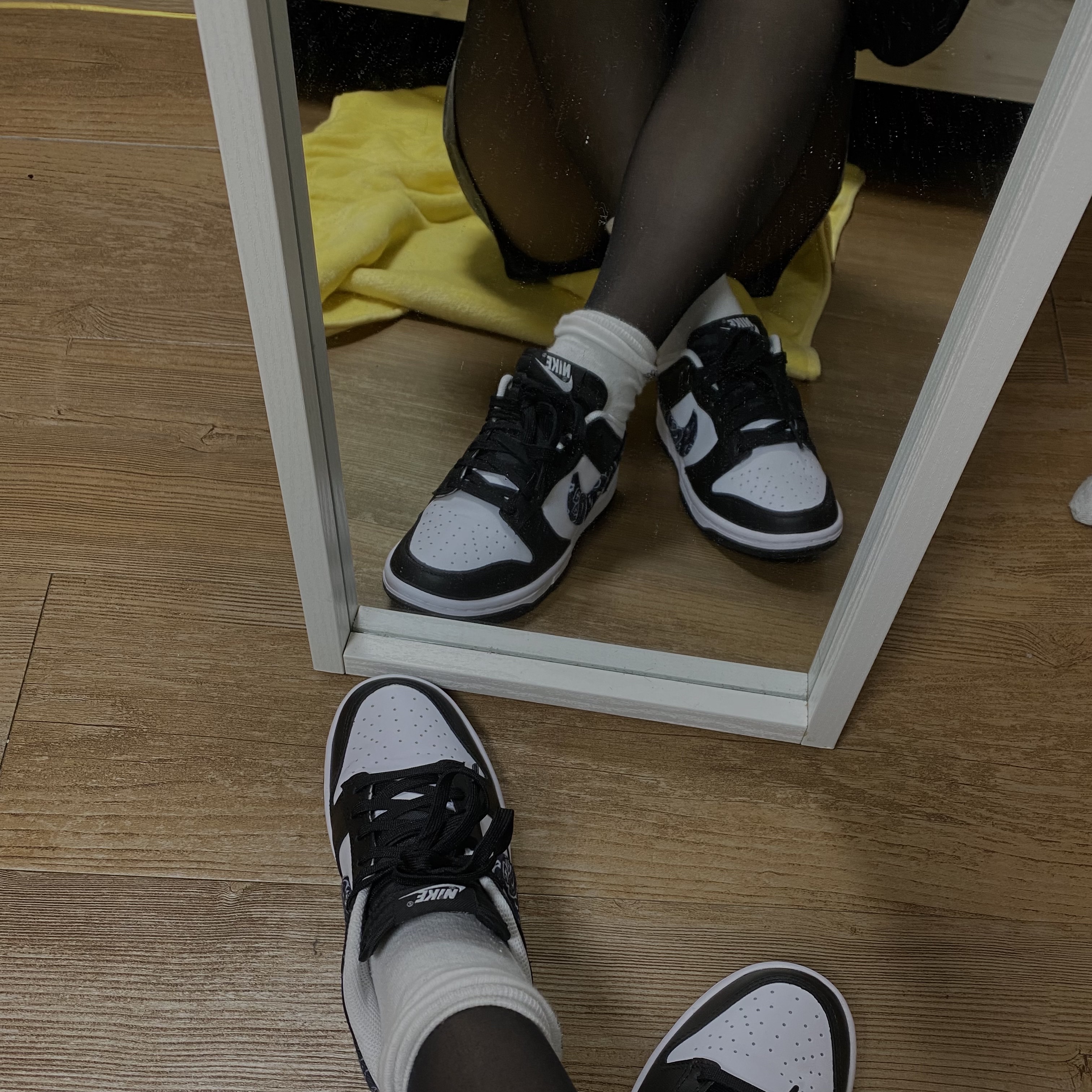 (W) Nike Dunk Low Essential Black Paisley 착용 스타일 - 2
