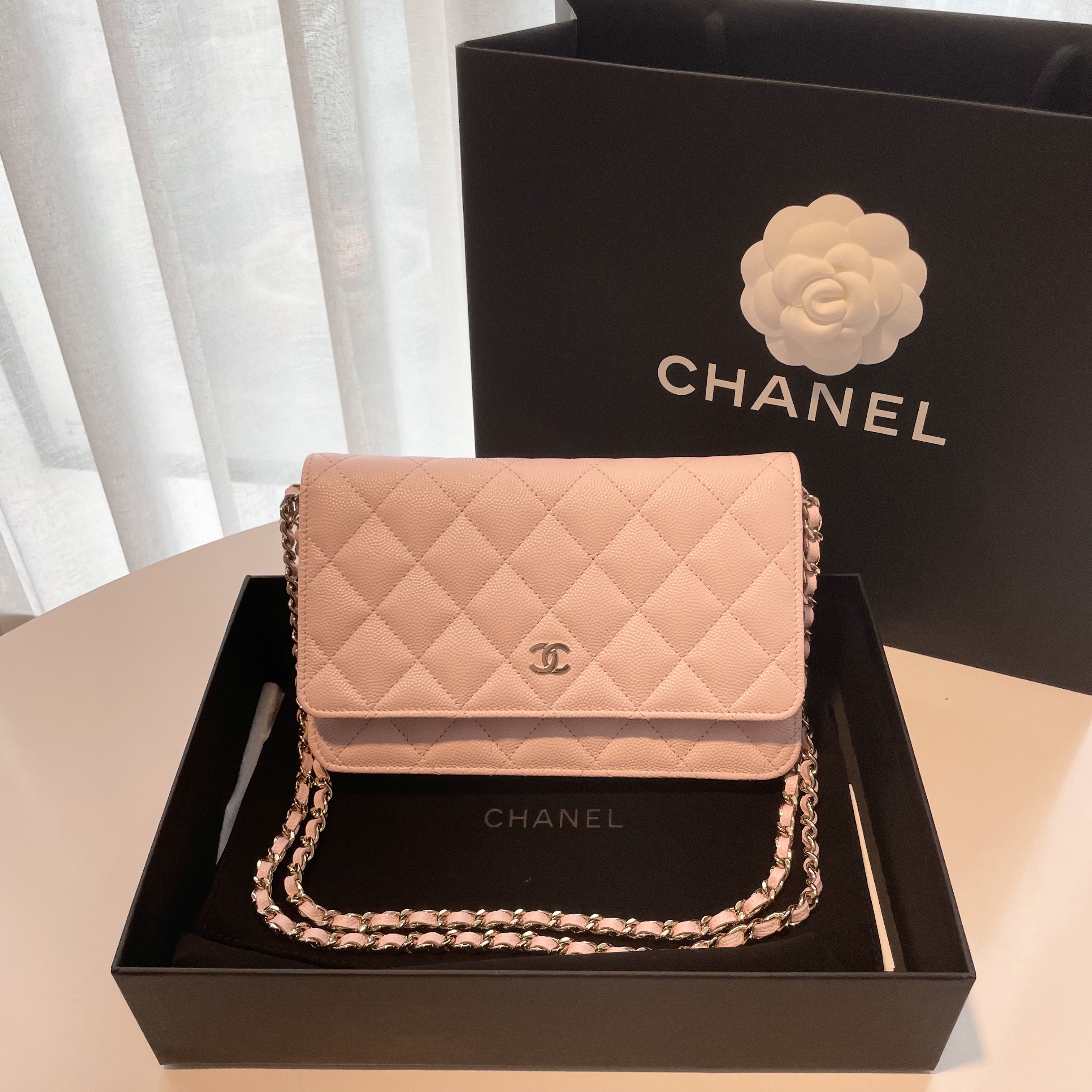 Chanel Classic Wallet On Chain Grained Calfskin & Gold Light Beige 착용 스타일
