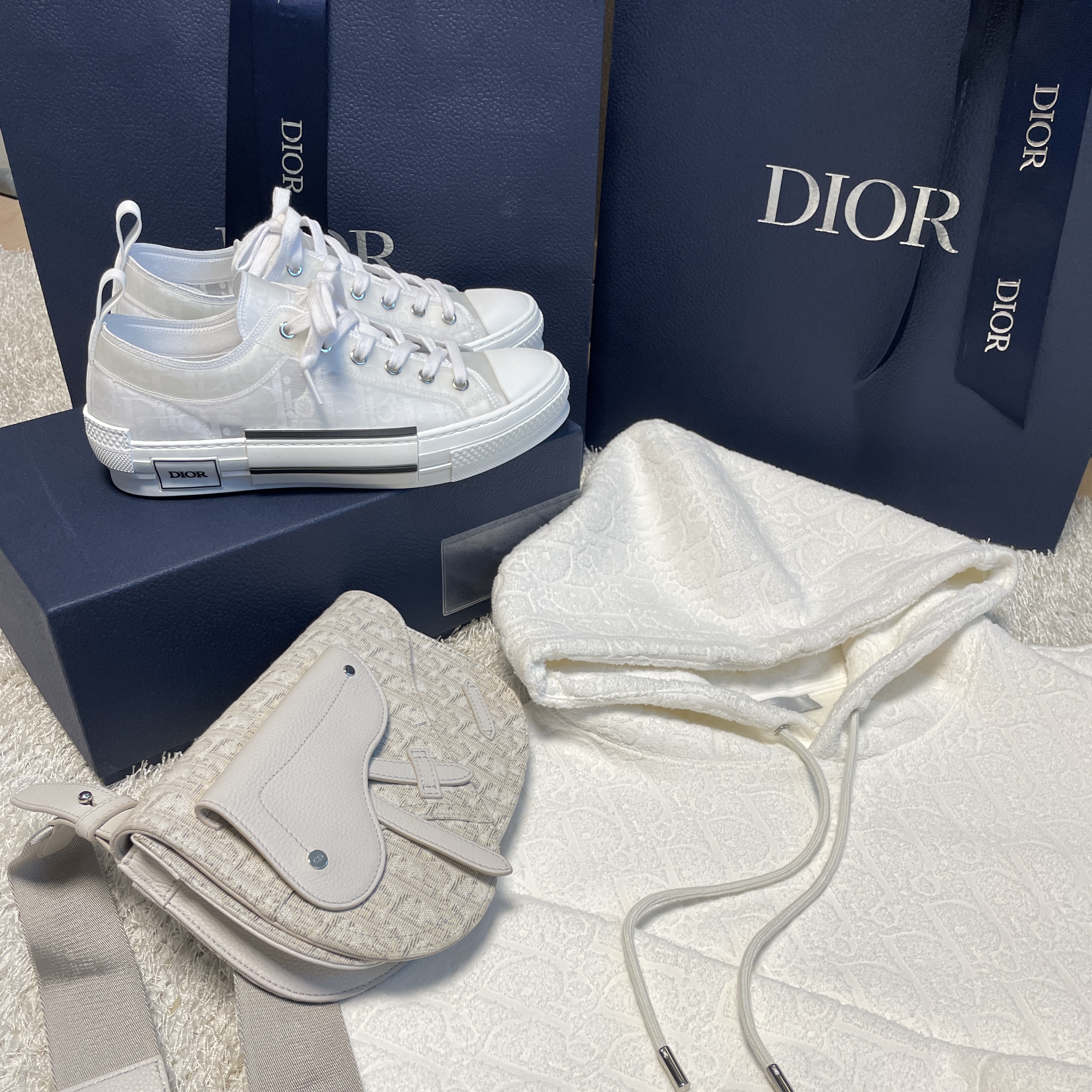 Dior B23 Low Dior Oblique White, Dior Saddle Pouch Beige & Black Dior Oblique Jacquard 착용 스타일