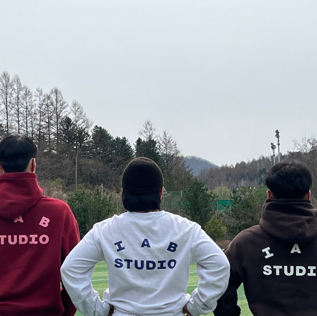 IAB Studio Hoodie Raspberry, IAB Studio Hoodie Brown 착용 스타일