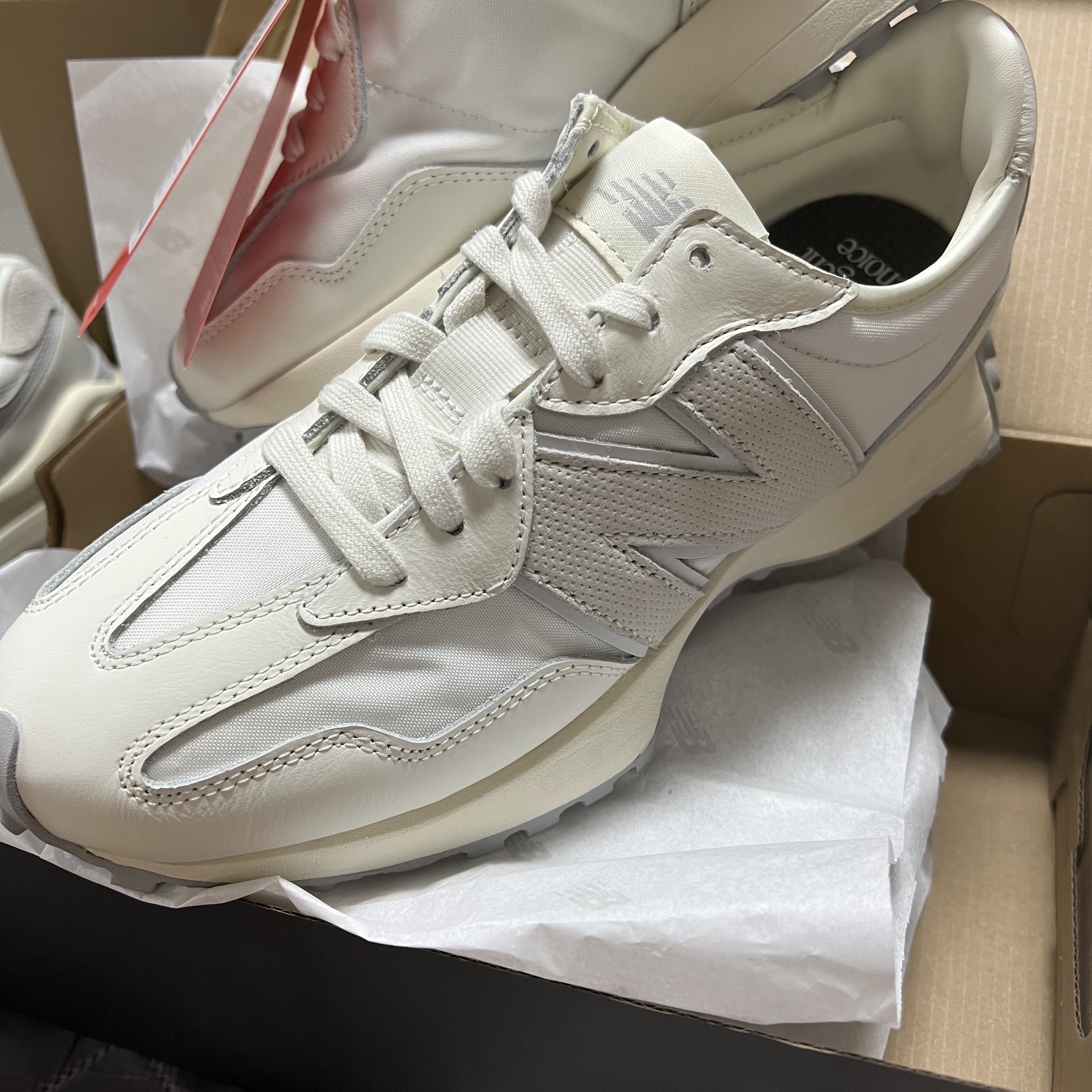 New Balance 5740 Shifted White Pack, New Balance 327 Shifted White Pack 착용 스타일 - 2