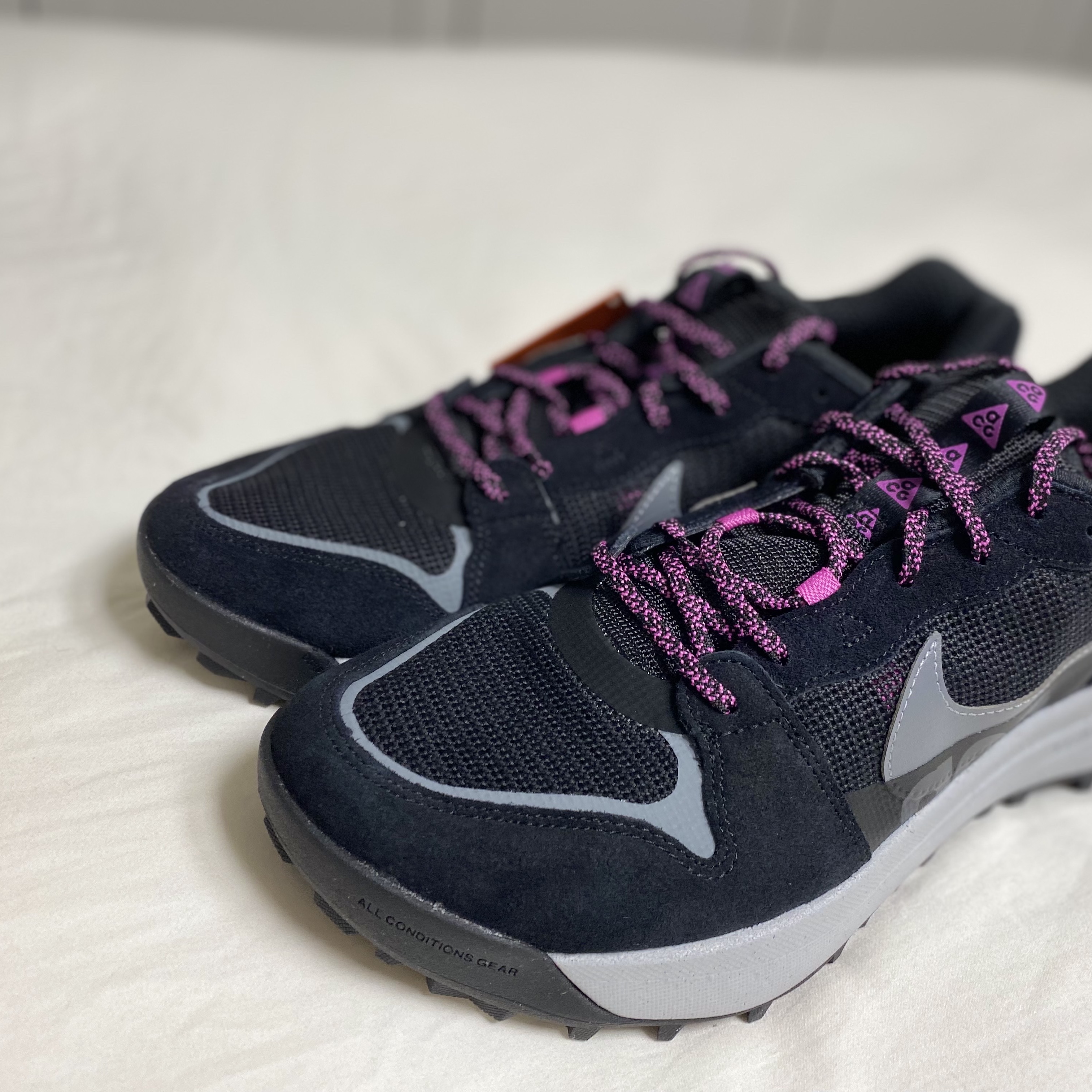 Nike ACG Lowcate Black and Cool Grey 착용 스타일 - 4