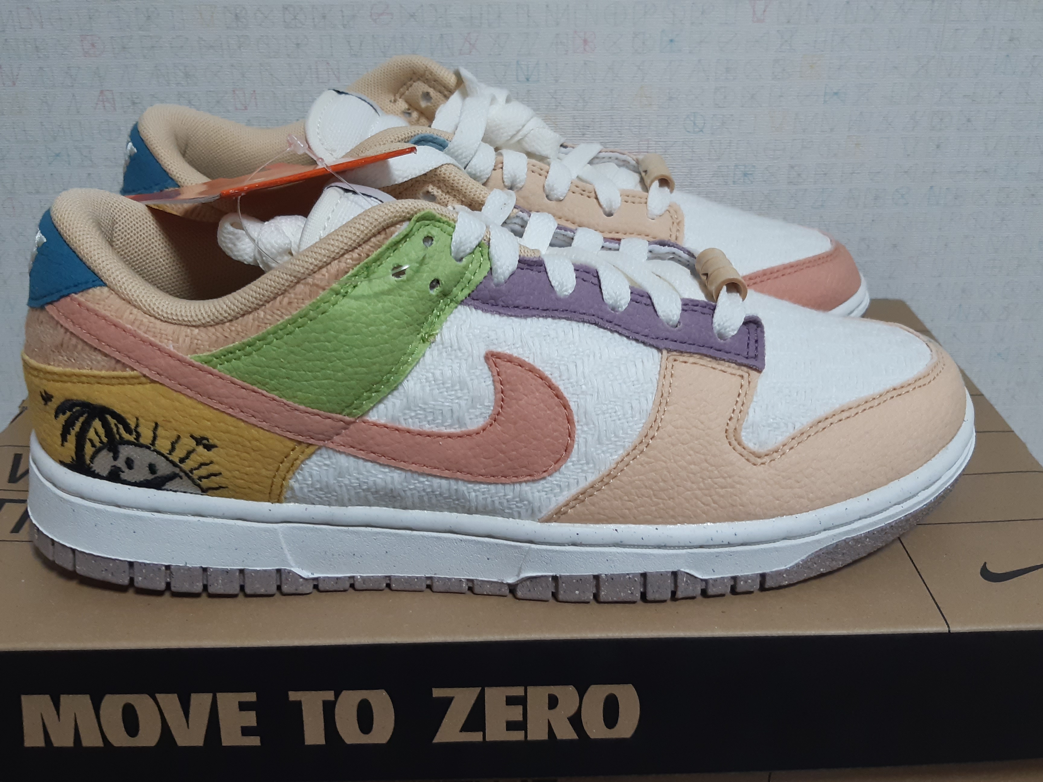(W) Nike Dunk Low SE Sun Club Sanded Gold 착용 스타일 - 1
