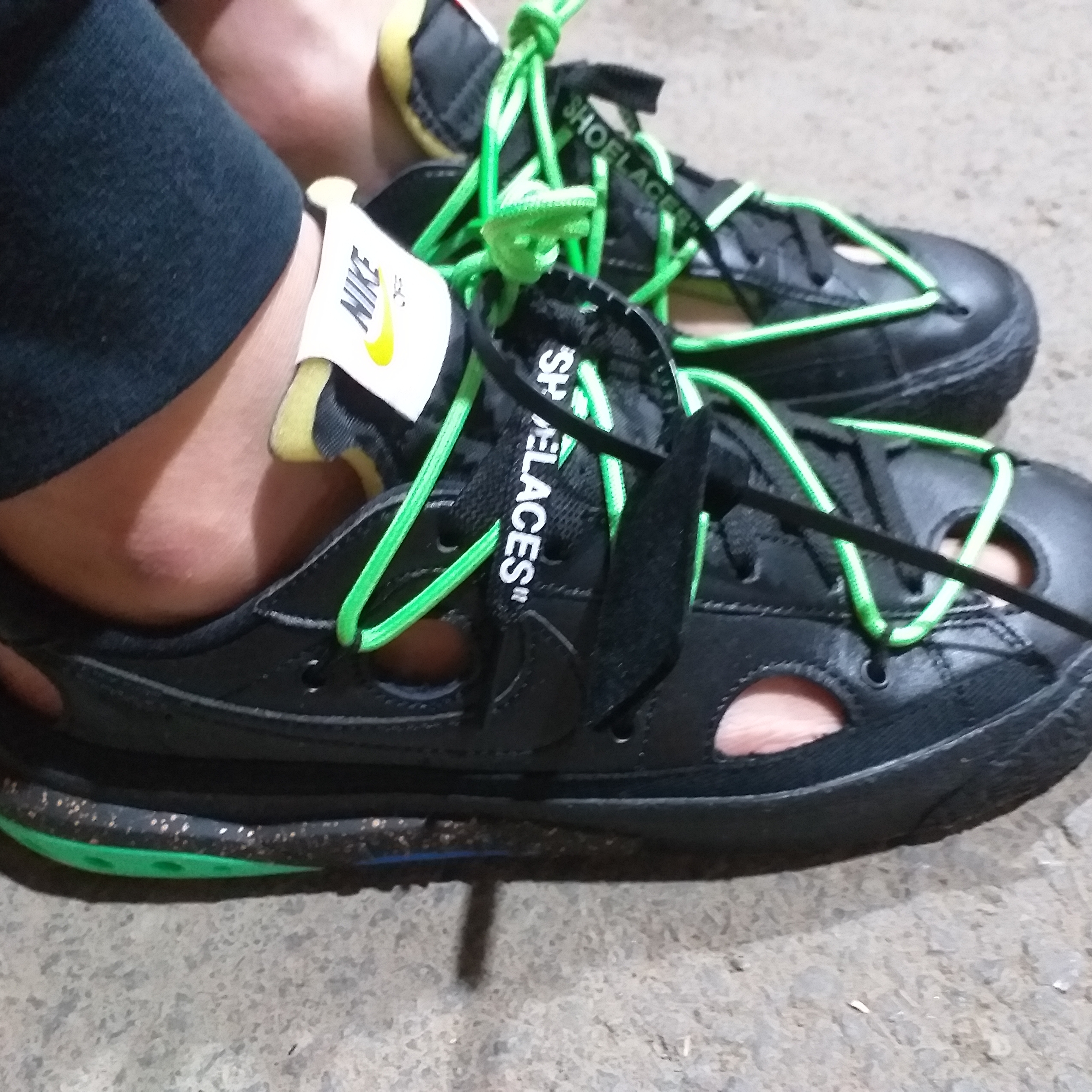 Nike x Off-White Blazer Low '77 Black and Electro Green 착용 스타일 - 2