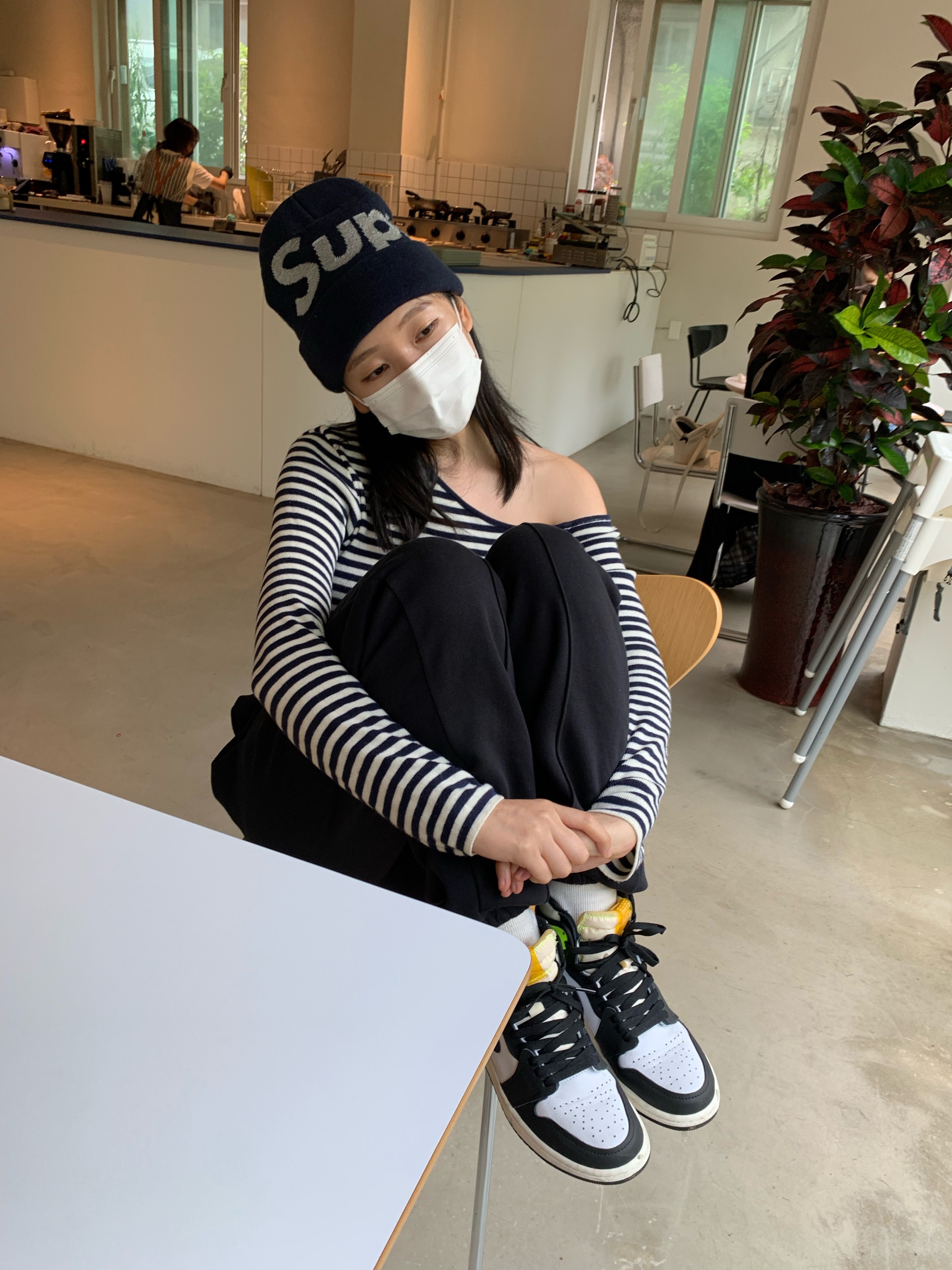 Supreme Big Logo Beanie Black, Jordan 1 Retro High OG Volt Gold 착용 스타일 - 3