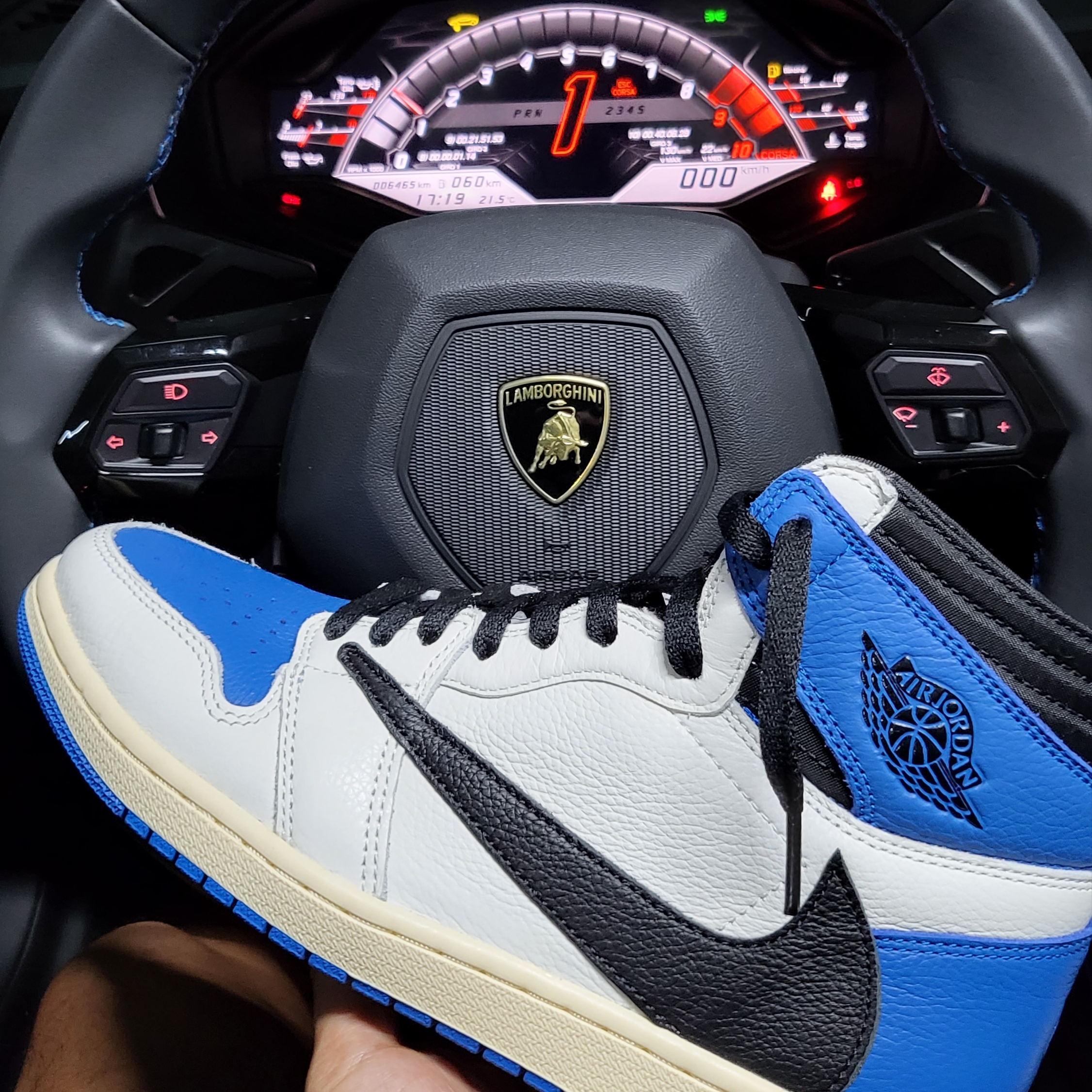 Jordan 1 x Travis Scott x Fragment Retro High OG SP Military Blue 착용 스타일
