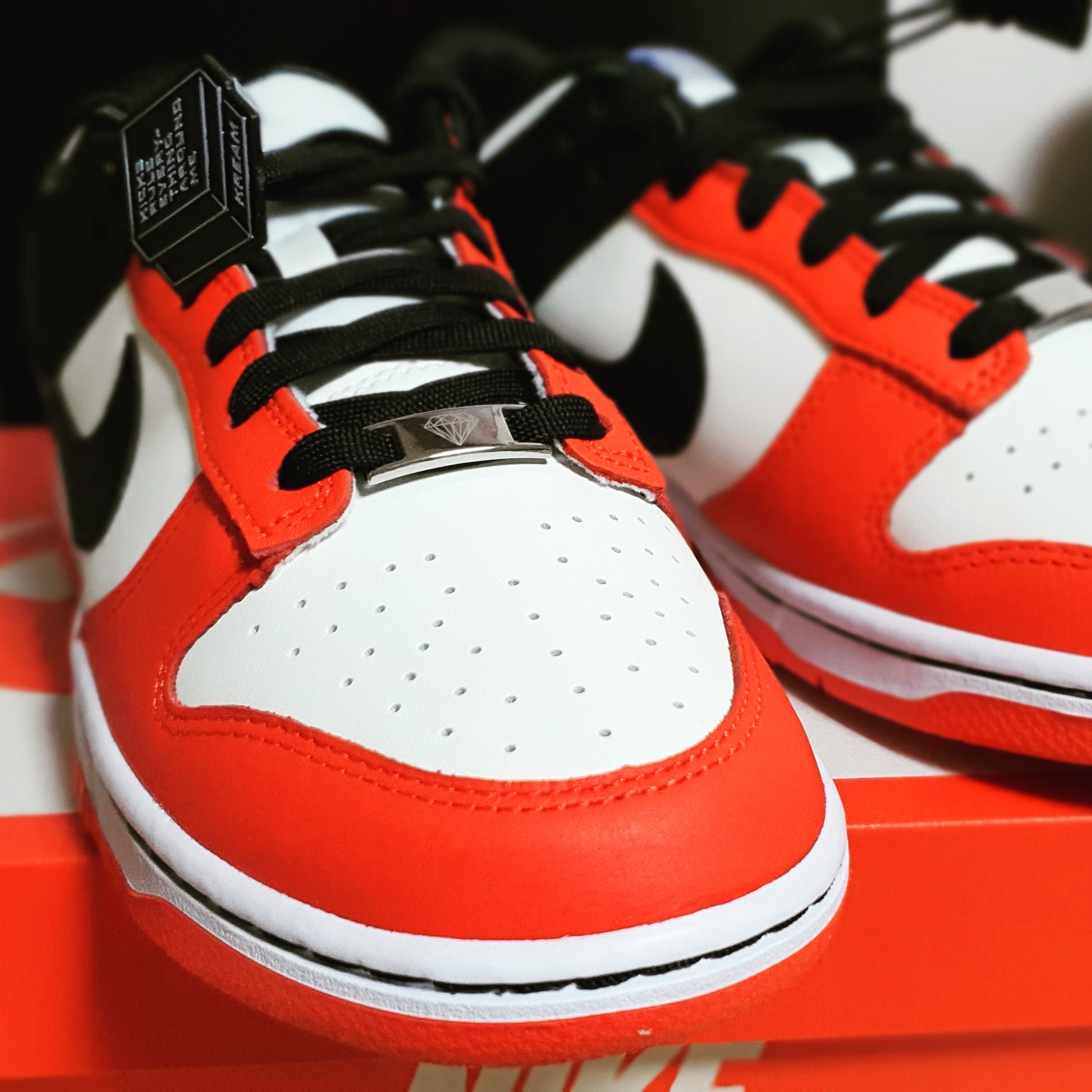 Nike x NBA Dunk Low Retro EMB Black and Chile Red 착용 스타일 - 1