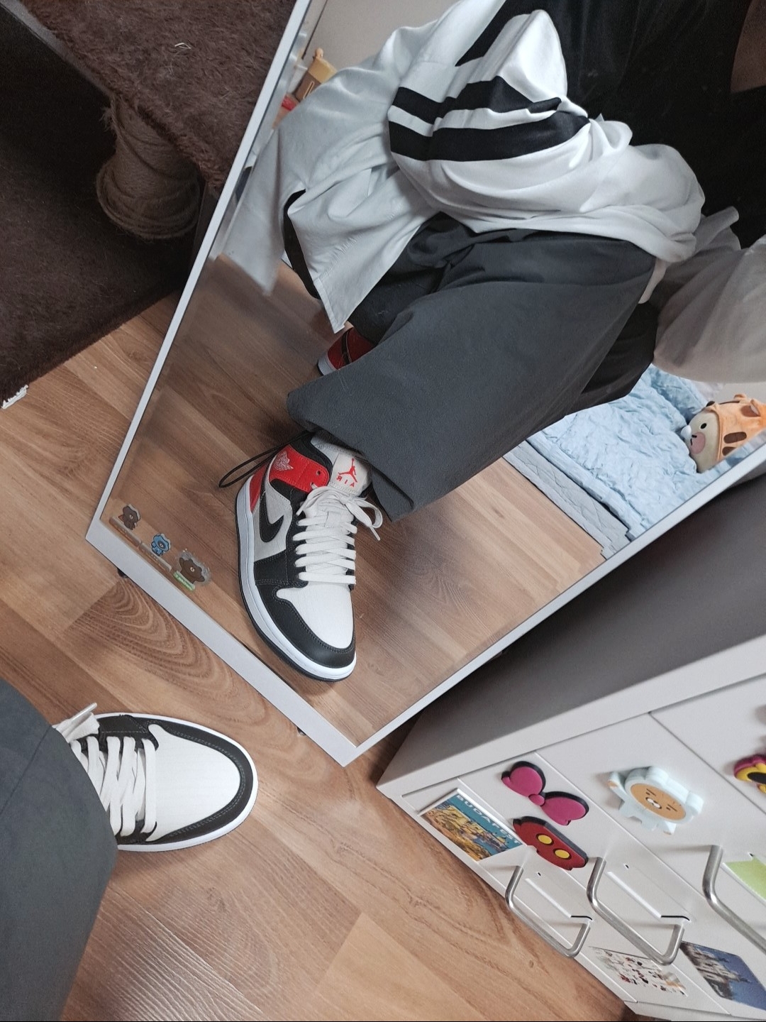 (W) Jordan 1 Mid SE Newsprint 착용 스타일 - 1