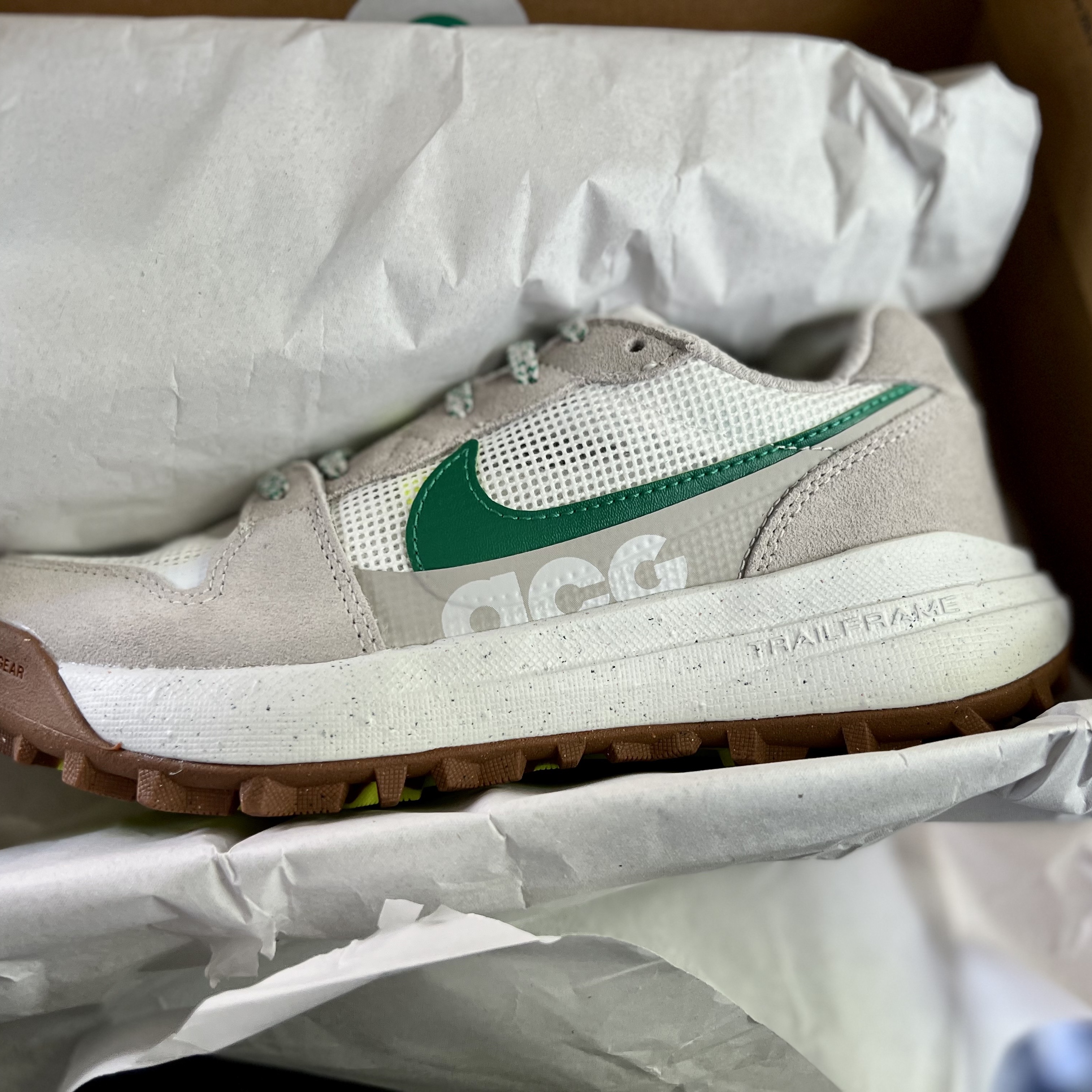 Nike ACG Lowcate Light Iron Ore 착용 스타일