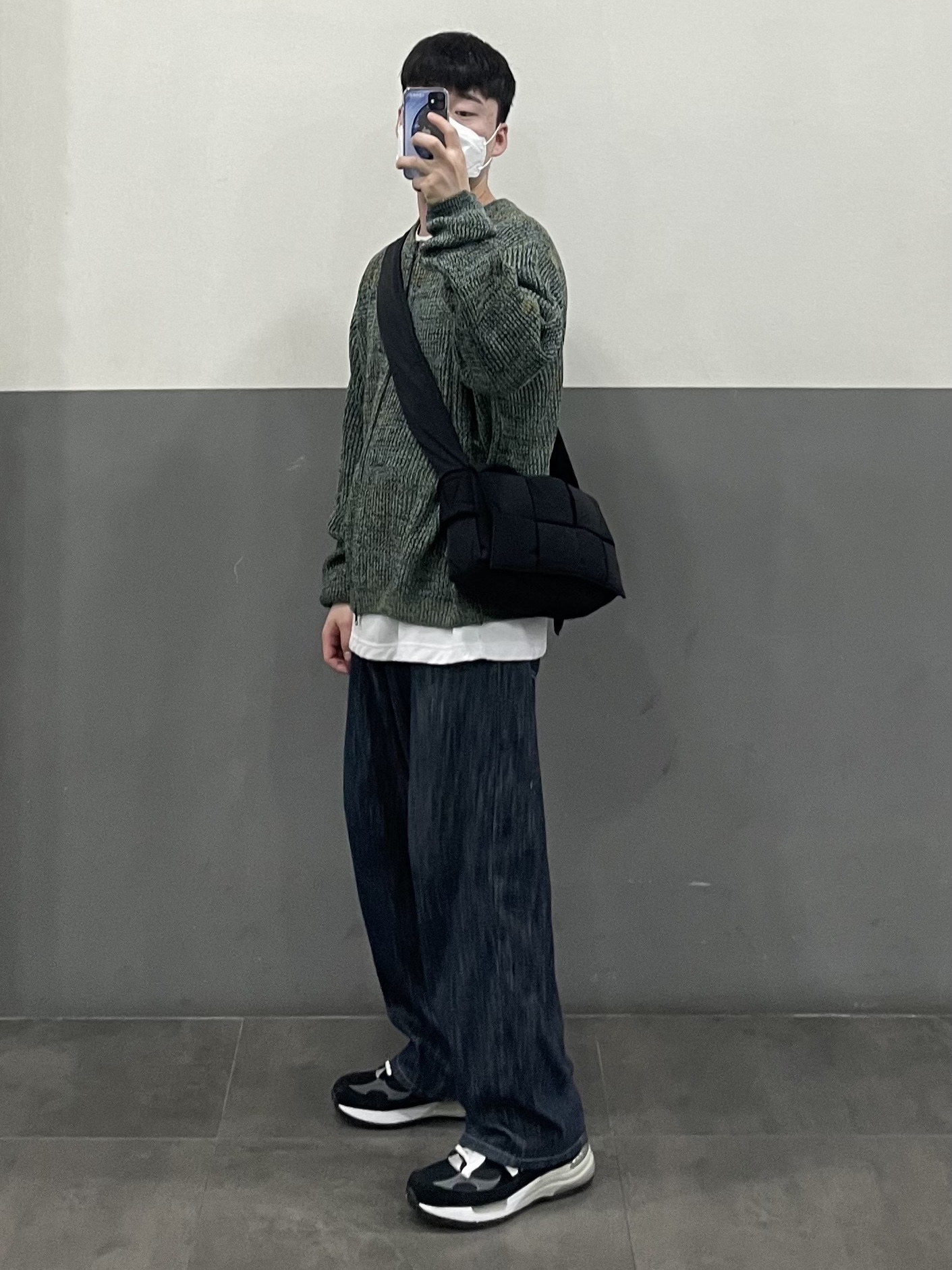 Bottega Veneta Padded Tech Cassette Black, New Balance 992 Made in USA Black Grey 착용 스타일