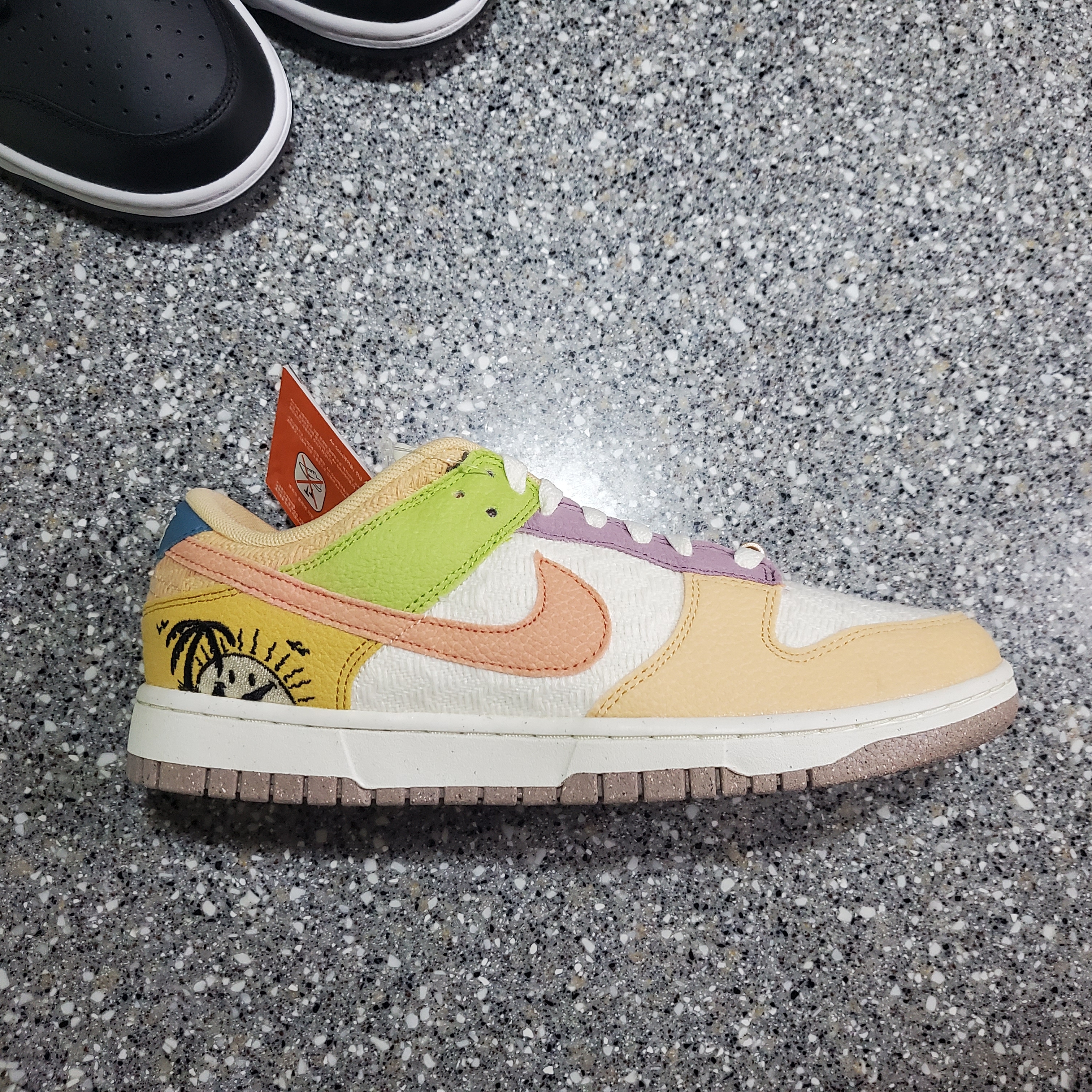 (W) Nike Dunk Low SE Sun Club Sanded Gold 착용 스타일 - 1