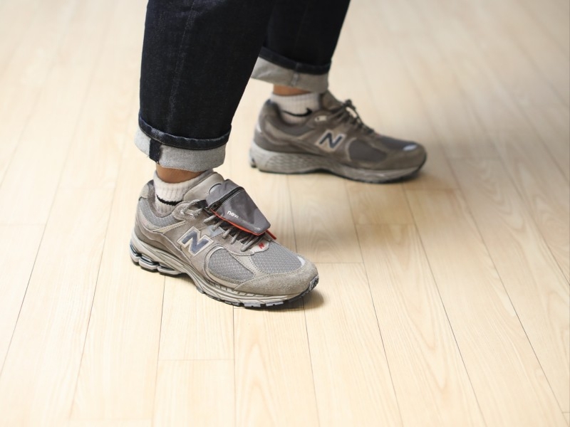 New Balance 2002R Premium Vintage Grey 착용 스타일 - 1