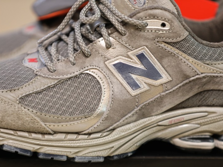 New Balance 2002R Premium Vintage Grey 착용 스타일 - 2