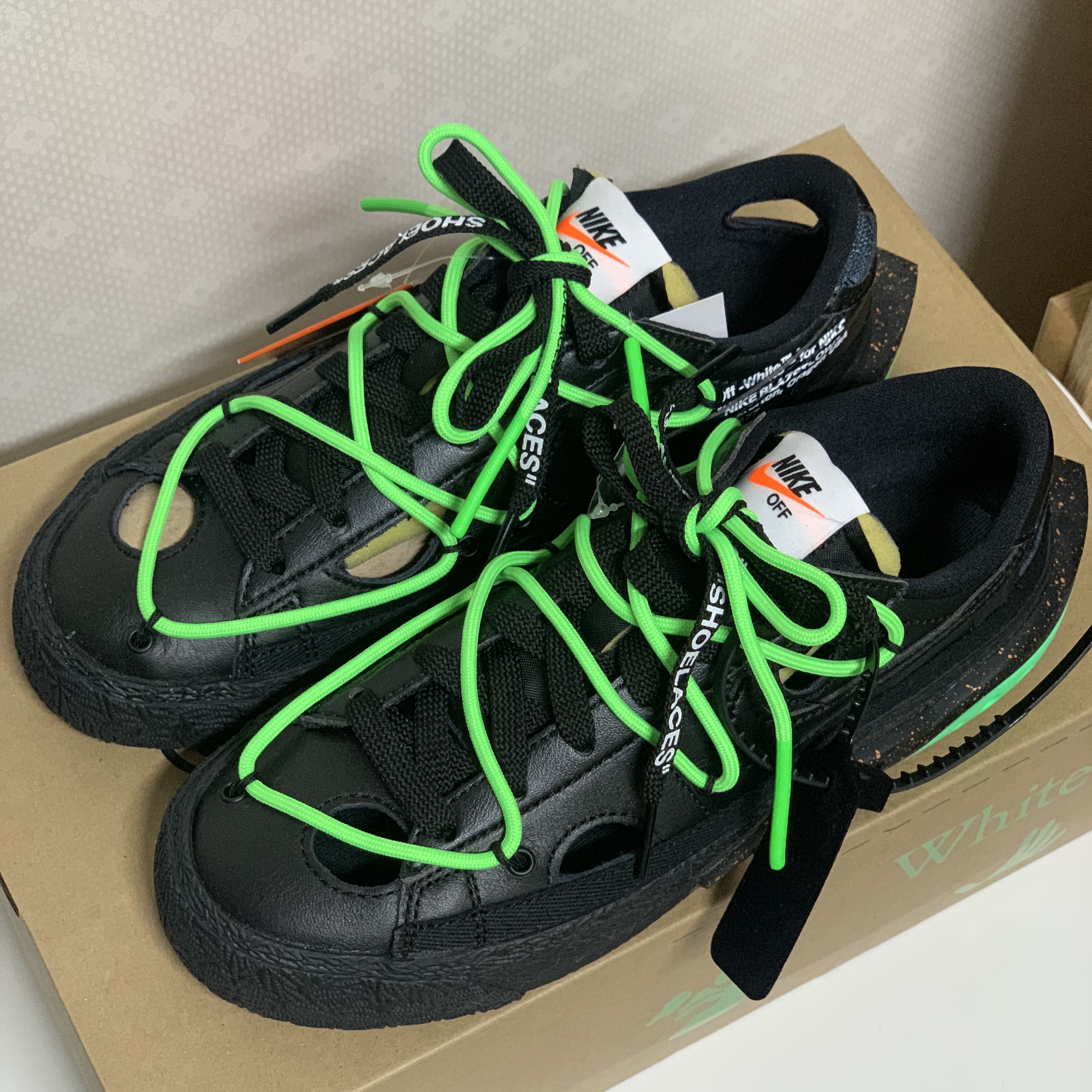 Nike x Off-White Blazer Low '77 Black and Electro Green 착용 스타일 - 2