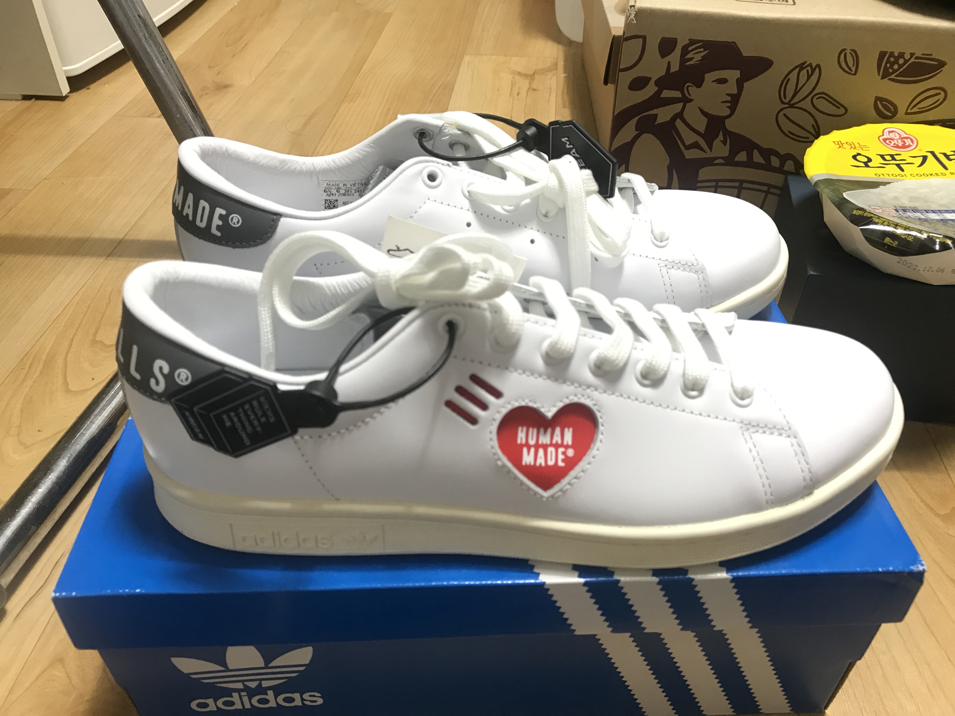 Adidas x Human Made Stan Smith White Grey 착용 스타일 - 2