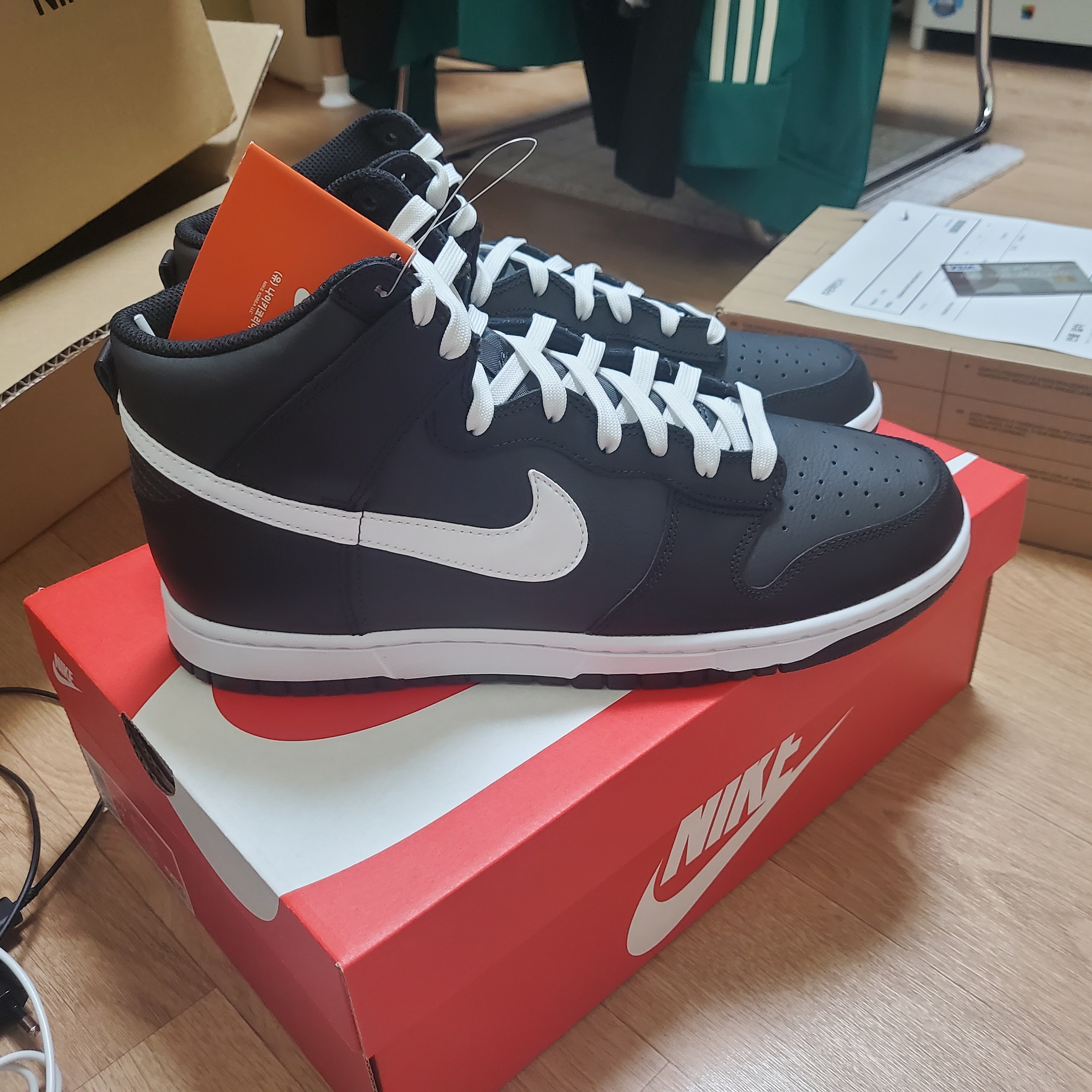 Nike Dunk High Retro Anthracite White Black 착용 스타일 - 2